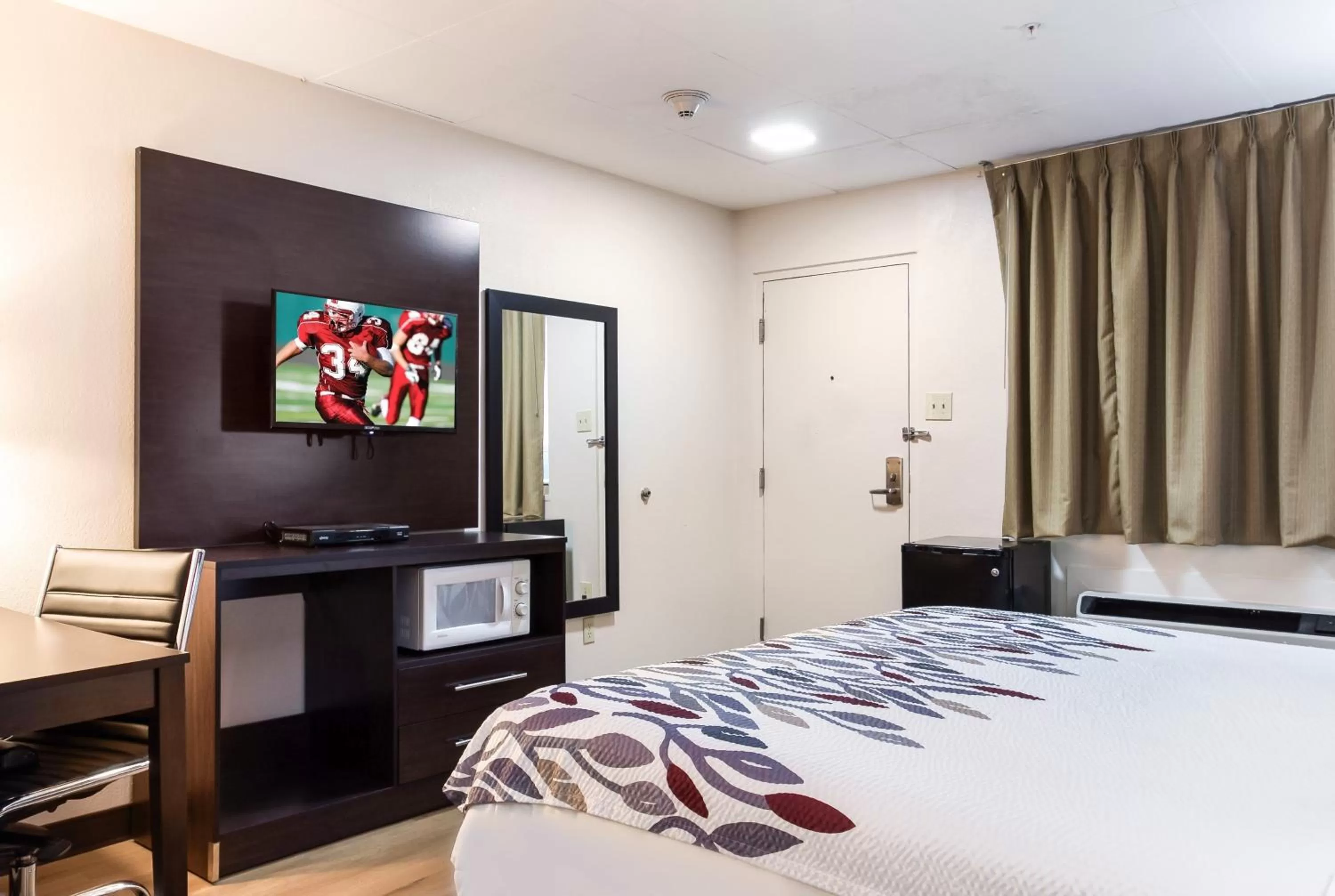 Bedroom, Bed in Red Roof Inn York Downtown