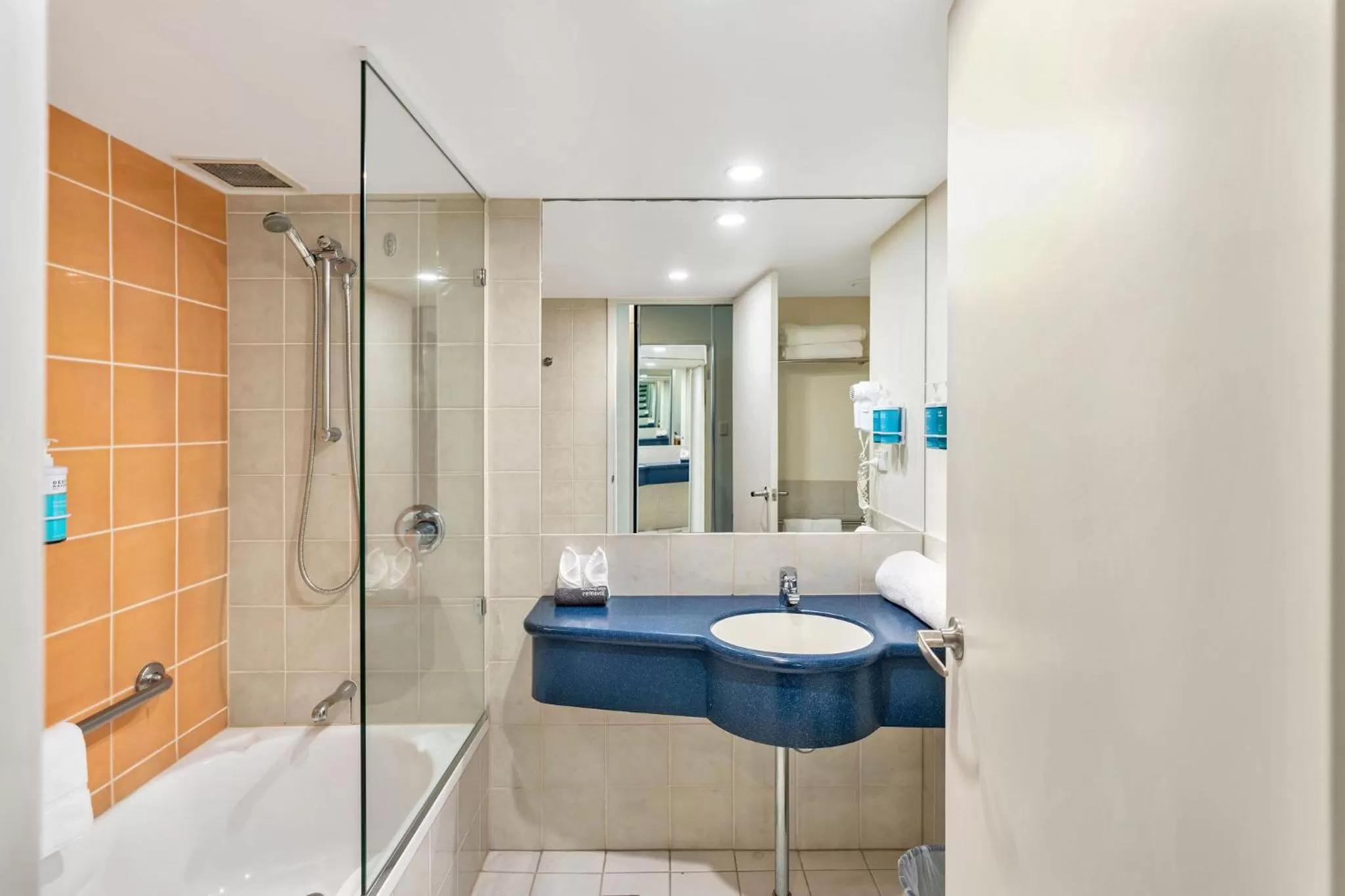 Bathroom, Bed in Novotel Cairns Oasis Resort