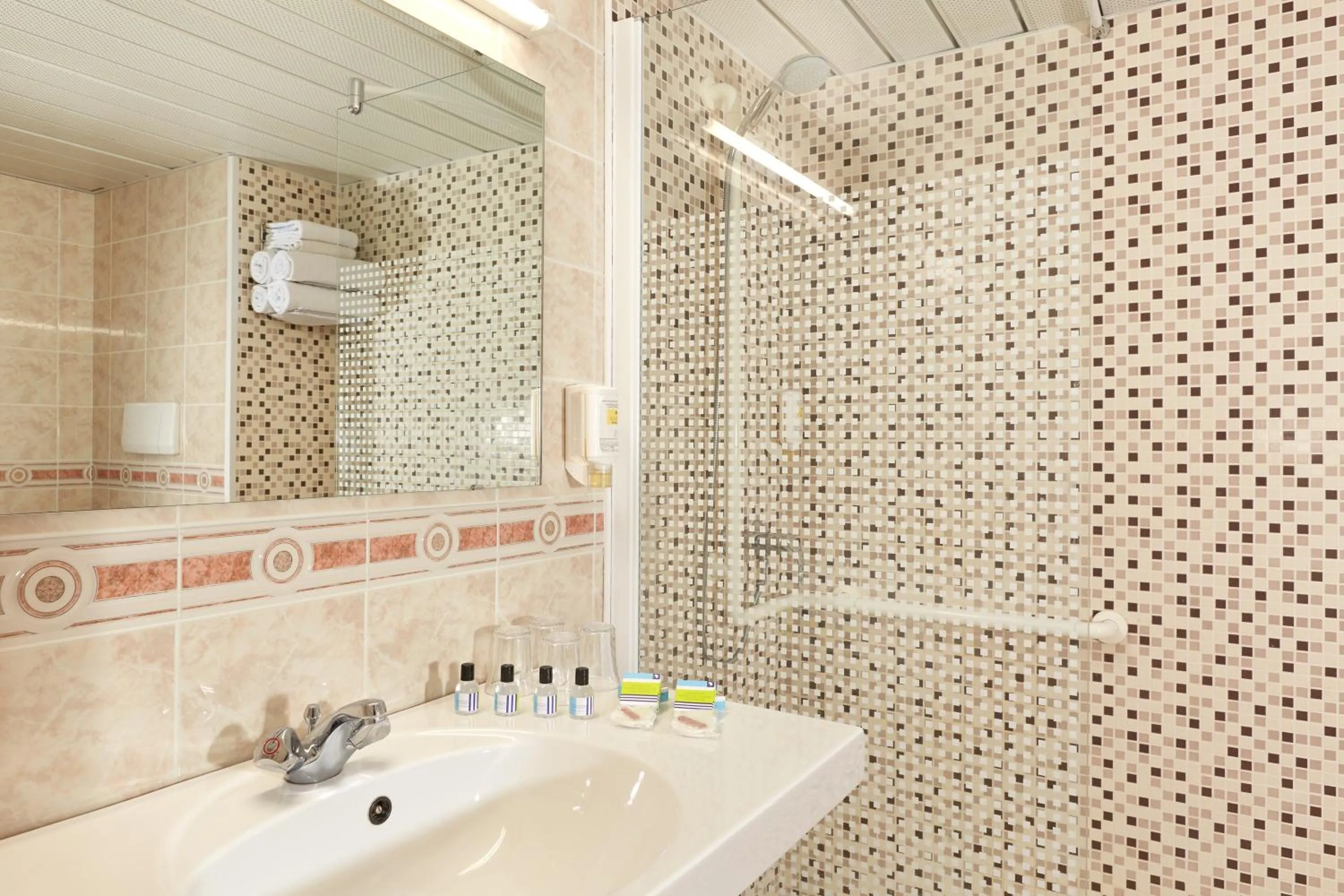 Bathroom in Hôtel Roissy