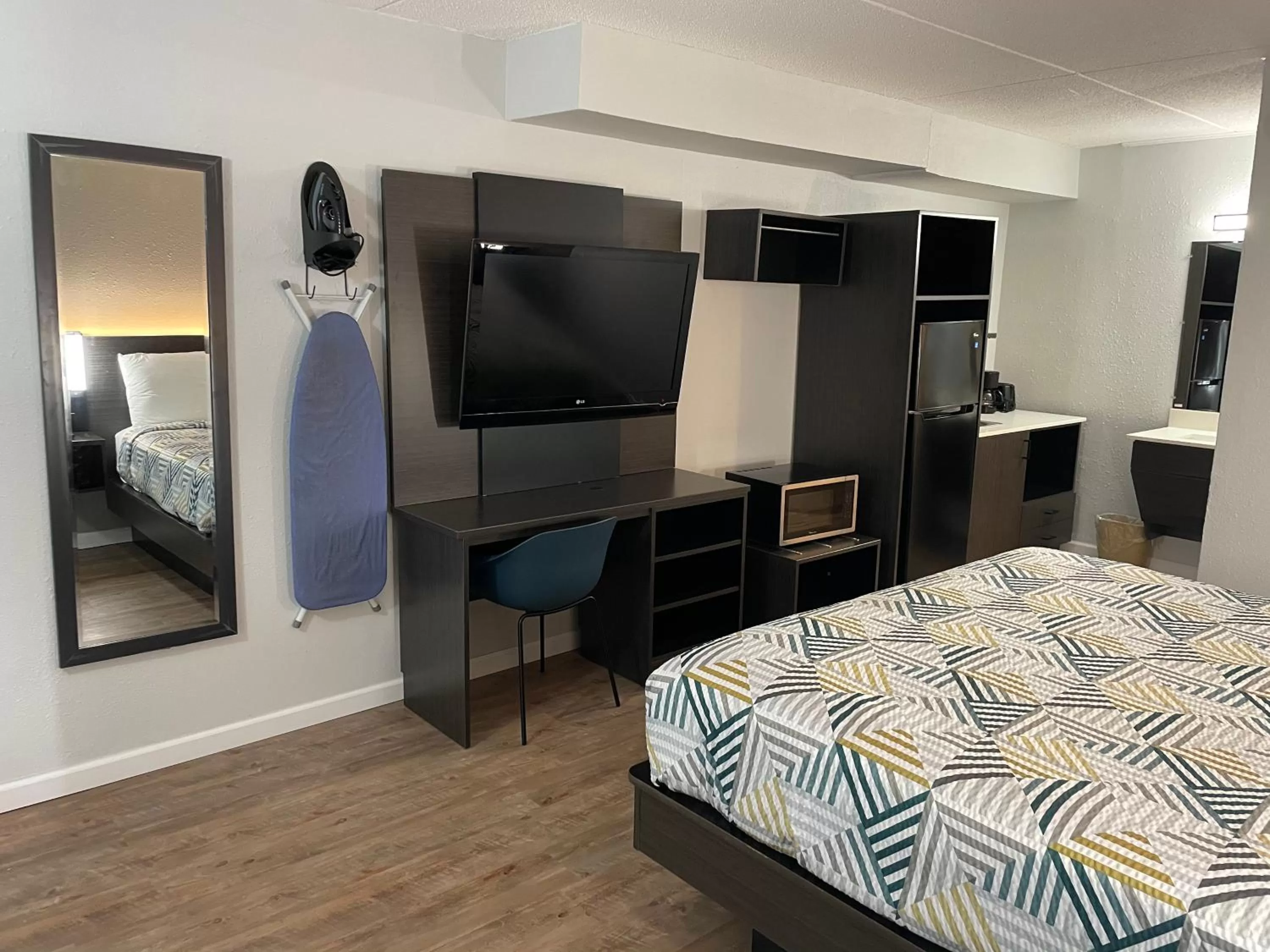 TV and multimedia, Bed in Studio 6 Vicksburg, MS- Downtown