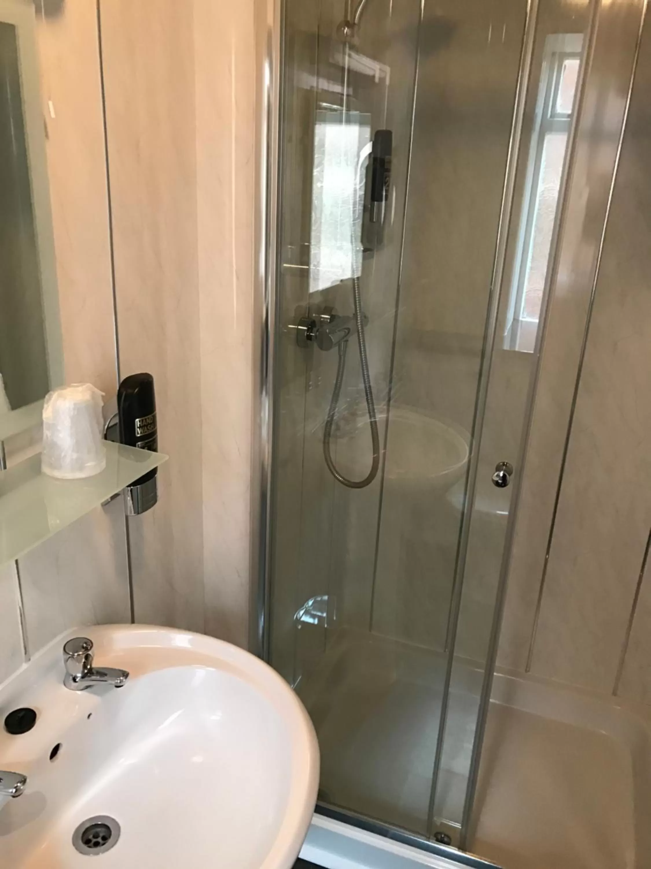 Shower in Queens Plaza Hotel