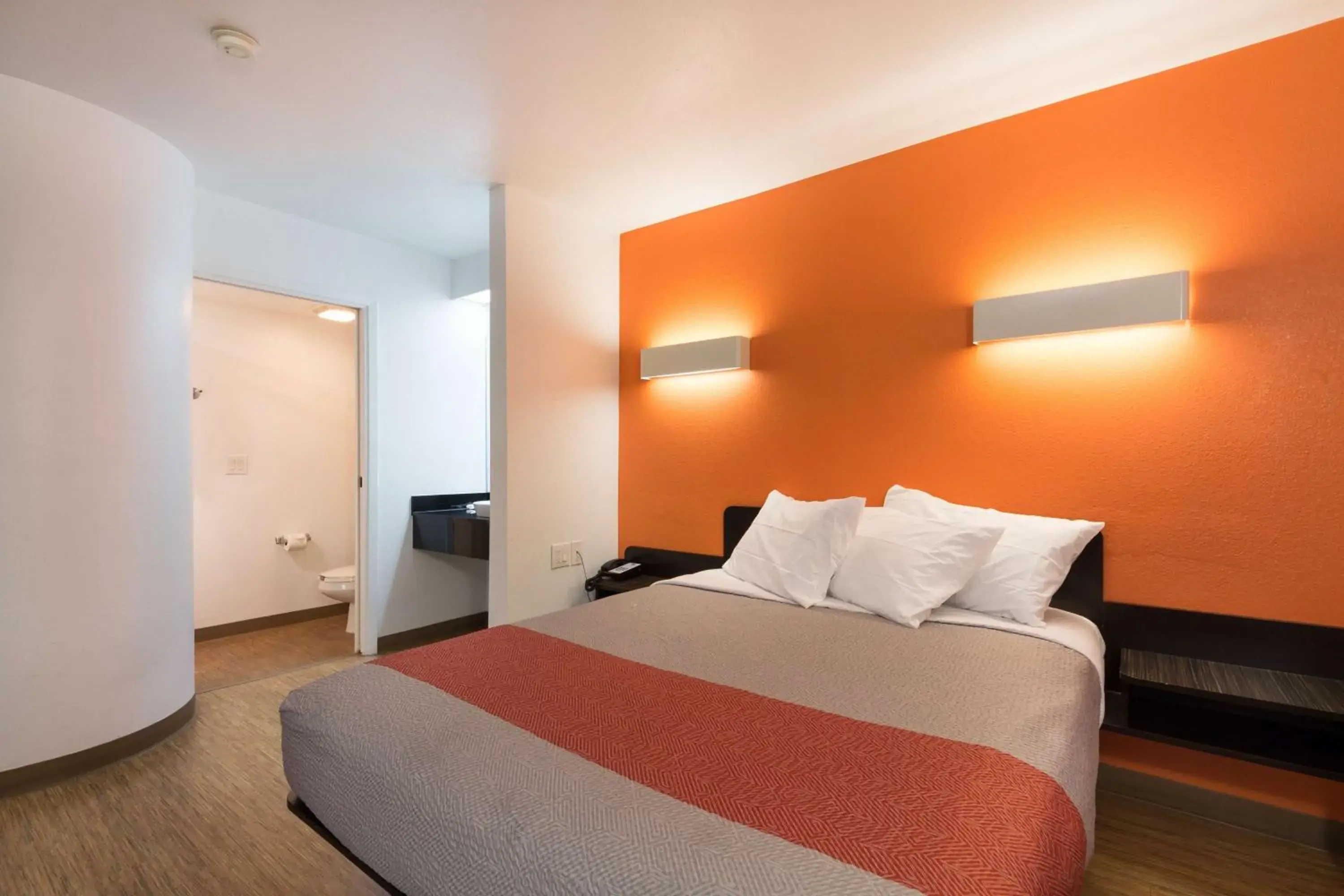 Queen Room - Smoking in Motel 6-Dallas, TX - Northeast Queen Room - Smoking in Motel 6-Dallas, TX - Northeast