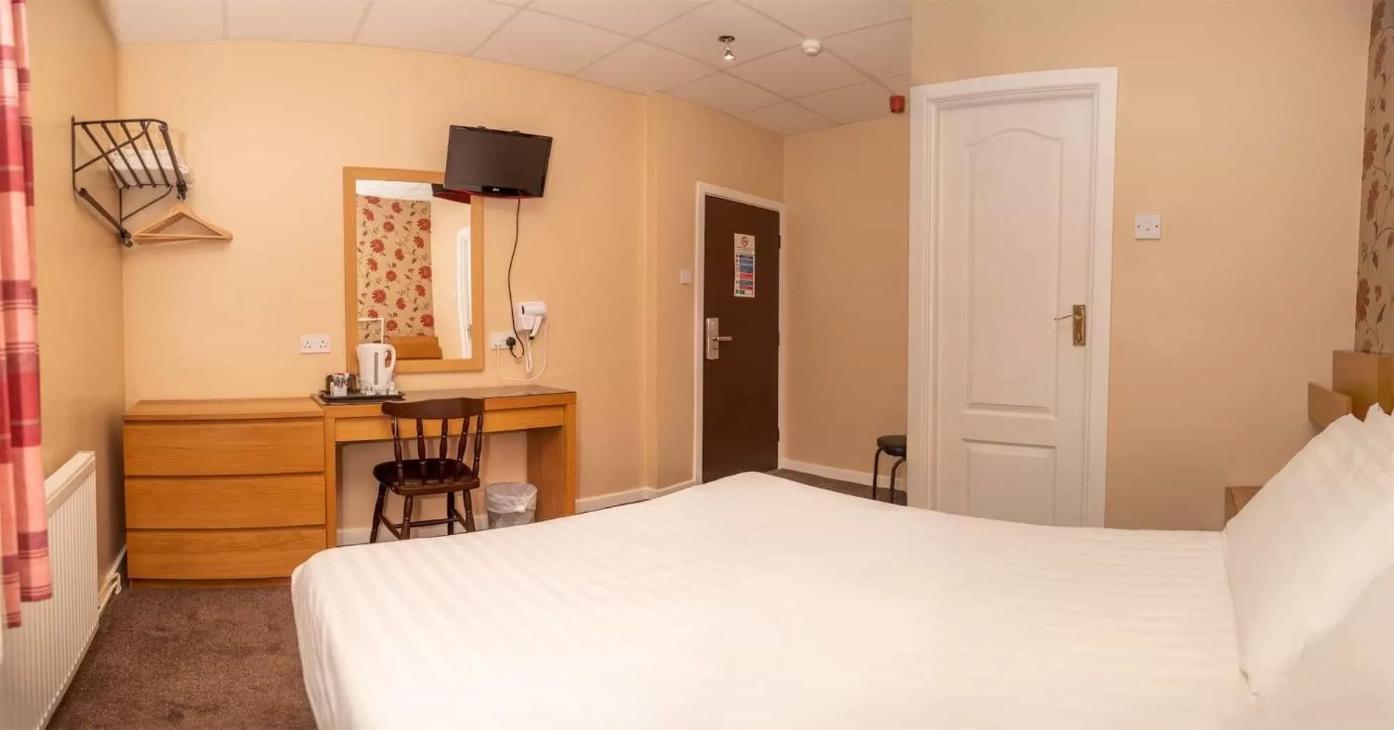 Bedroom, Bed in The Lawton