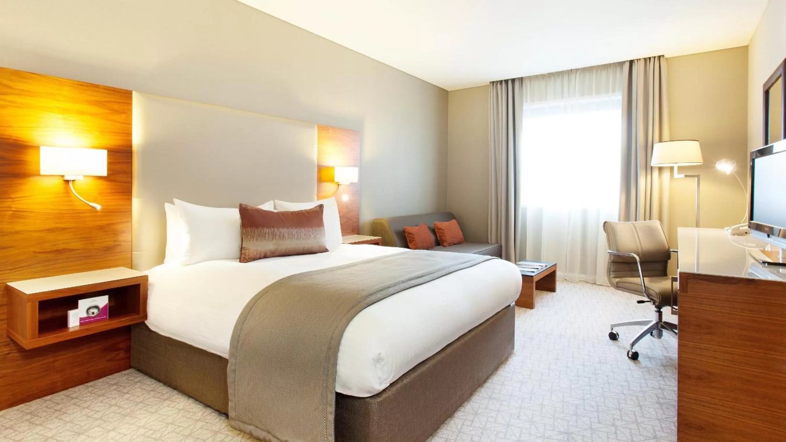 Photo of the whole room, Bed in Crowne Plaza London - Docklands by IHG