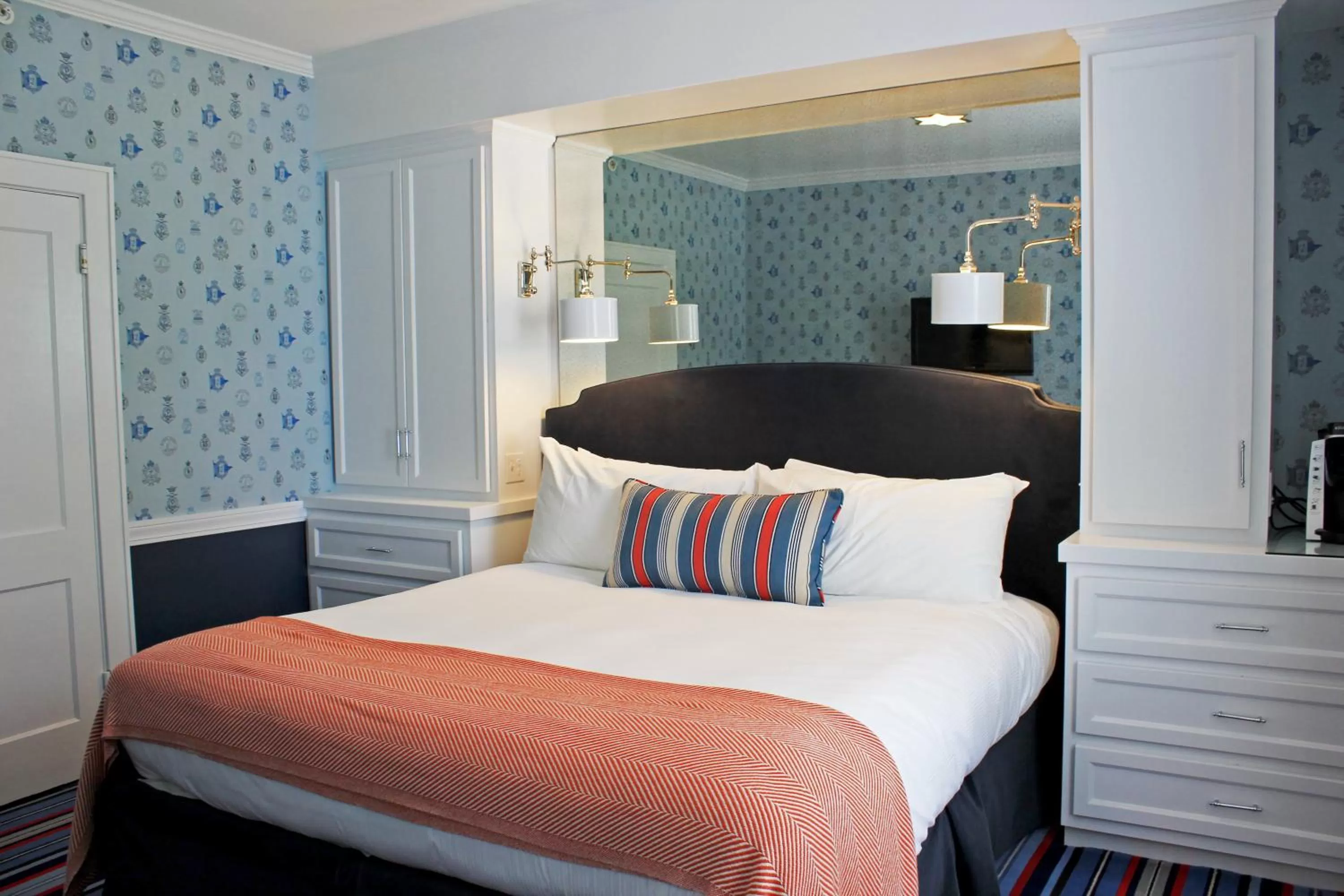 Photo of the whole room, Bed in Kennebunkport Inn