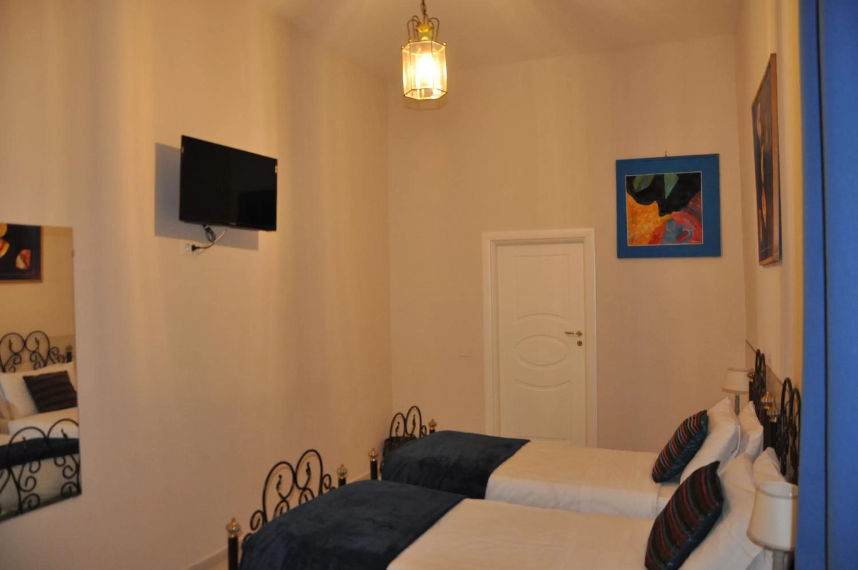 Photo of the whole room, Bed in Domus Borbonica