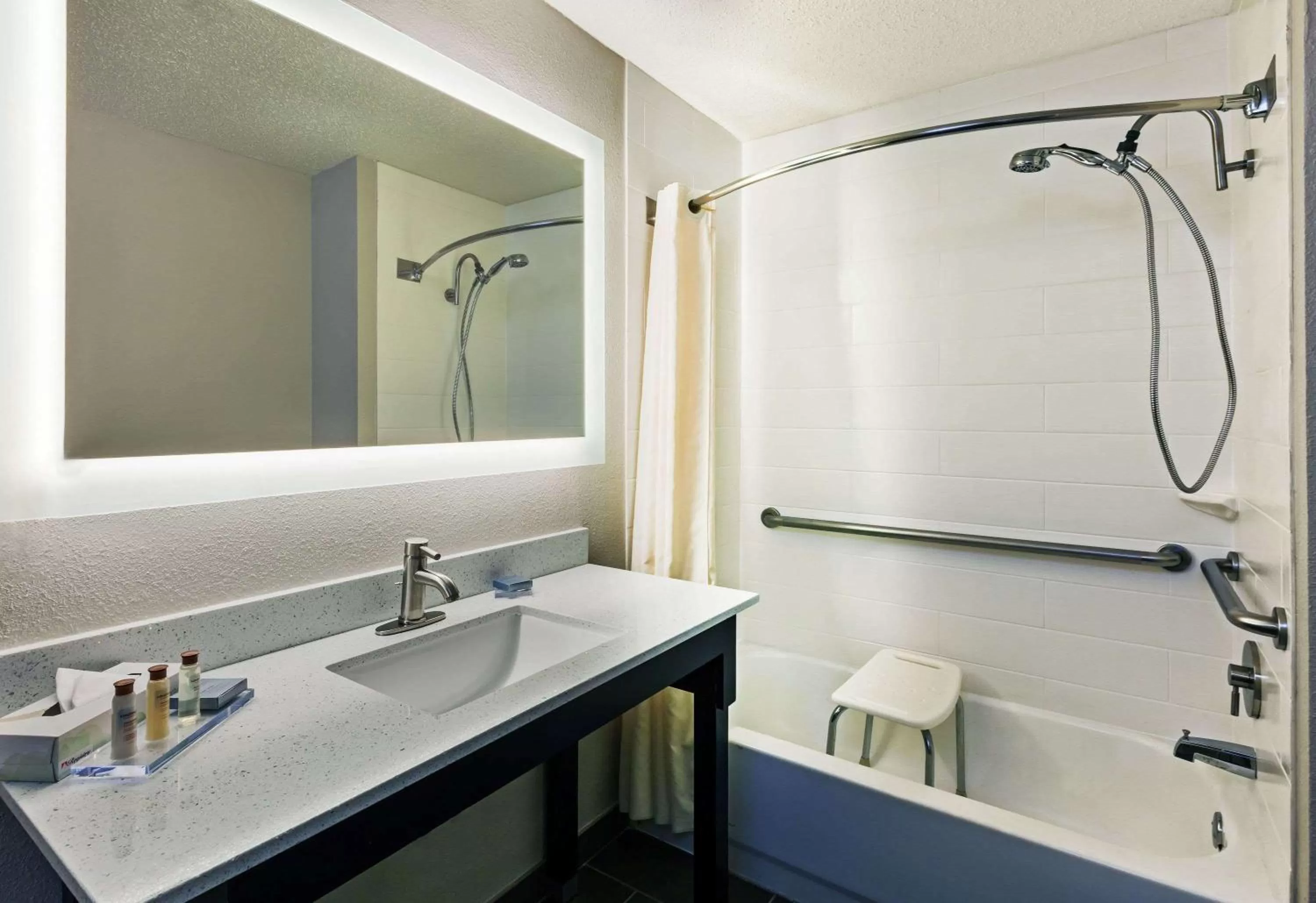King Room with Bath Tub - Mobility/Hearing Accessible - Non-Smoking in Wingate by Wyndham Dallas/Las Colinas
