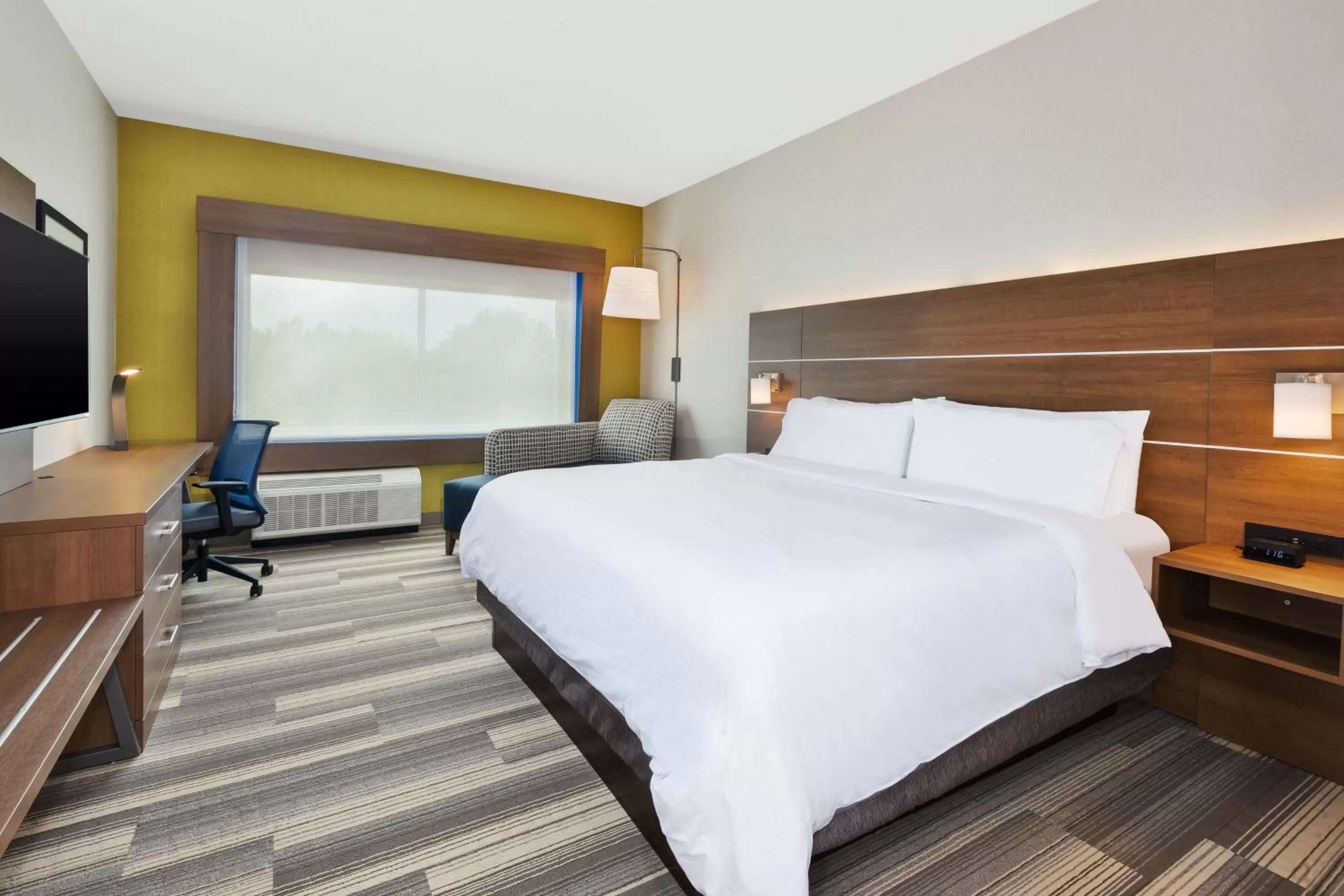 Photo of the whole room, Bed in Holiday Inn Express & Suites - Milan - Sandusky Area by IHG