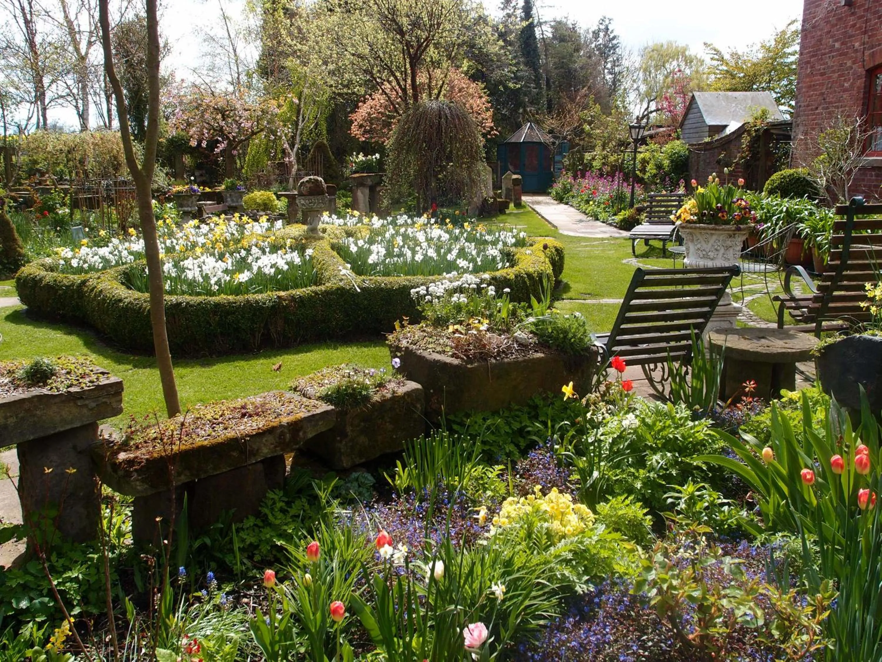 Garden in Hundred House Hotel