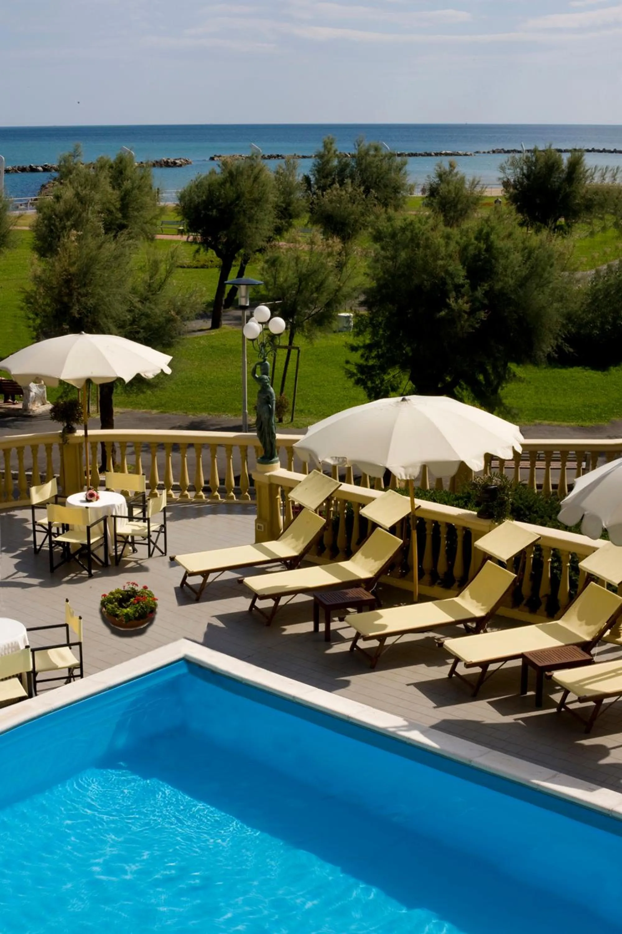 Swimming pool in Hotel Vittoria