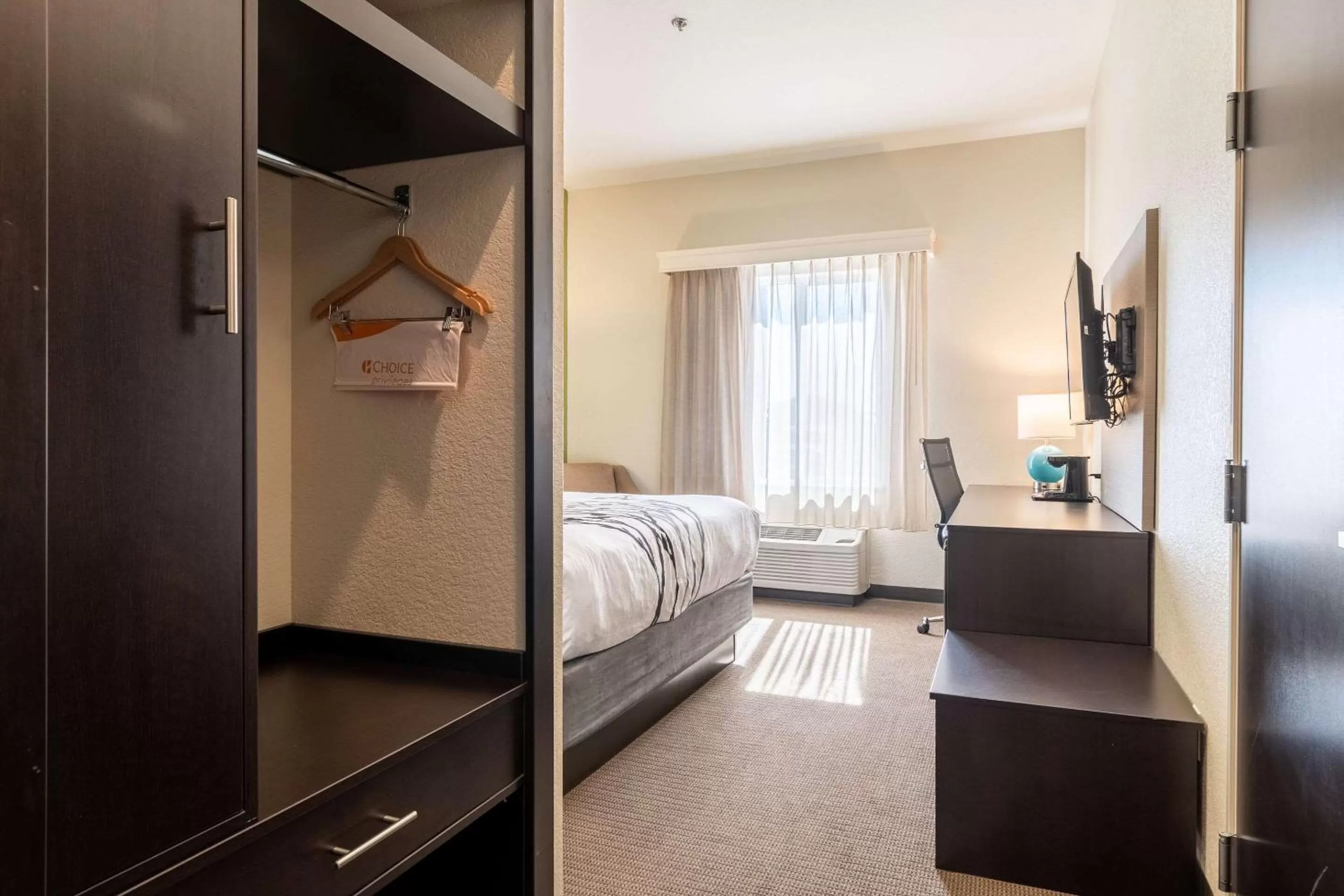 Photo of the whole room, Bed in Sleep Inn Boardman