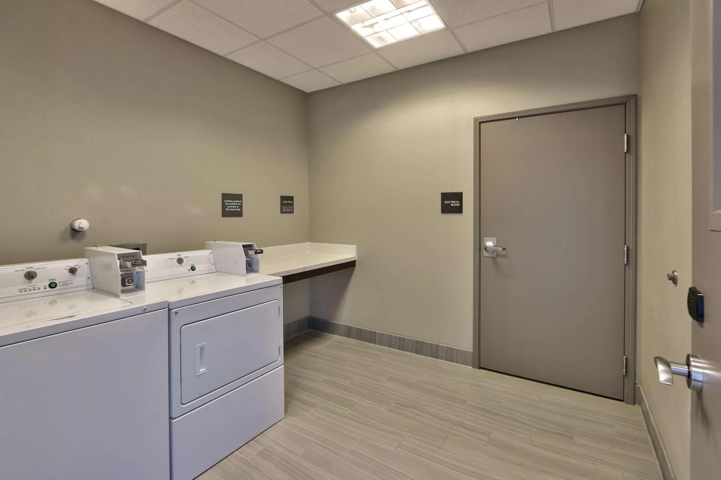 Property building in Hampton Inn & Suites Albuquerque Airport