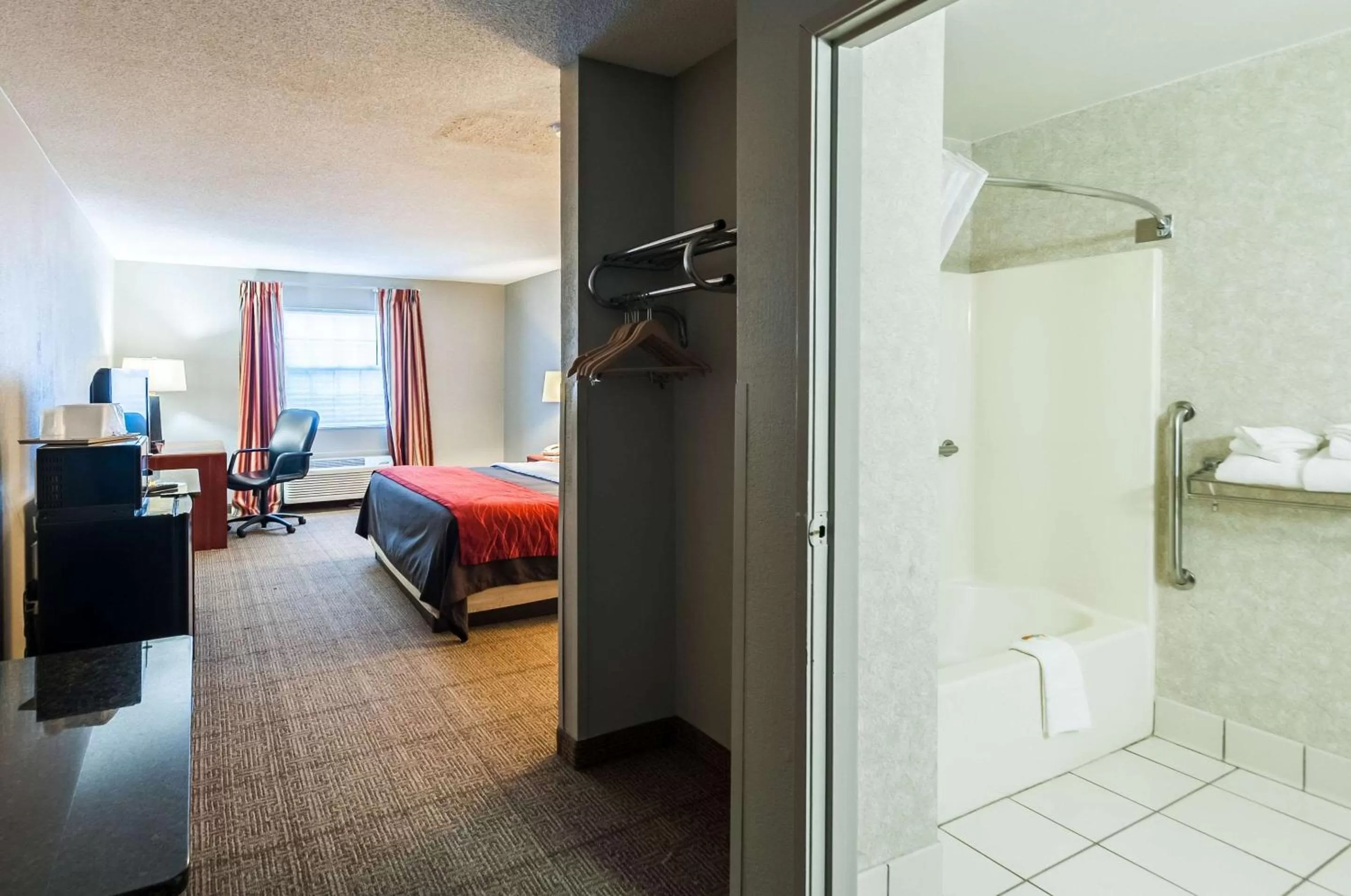 Photo of the whole room, Bed in Quality Inn Solomons - Beacon Marina