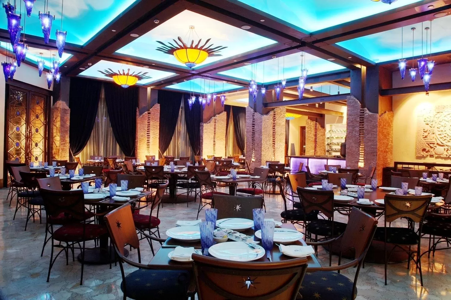 Restaurant/places to eat in Radisson Blu Plaza Delhi Airport