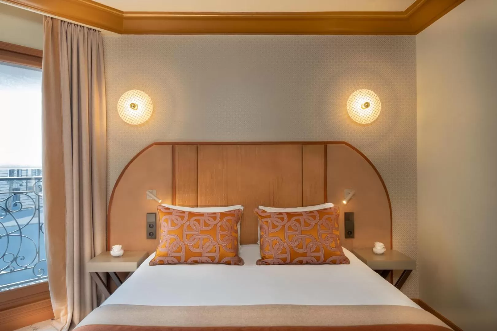 Photo of the whole room, Bed in Hôtel le Derby Alma by Inwood Hotels