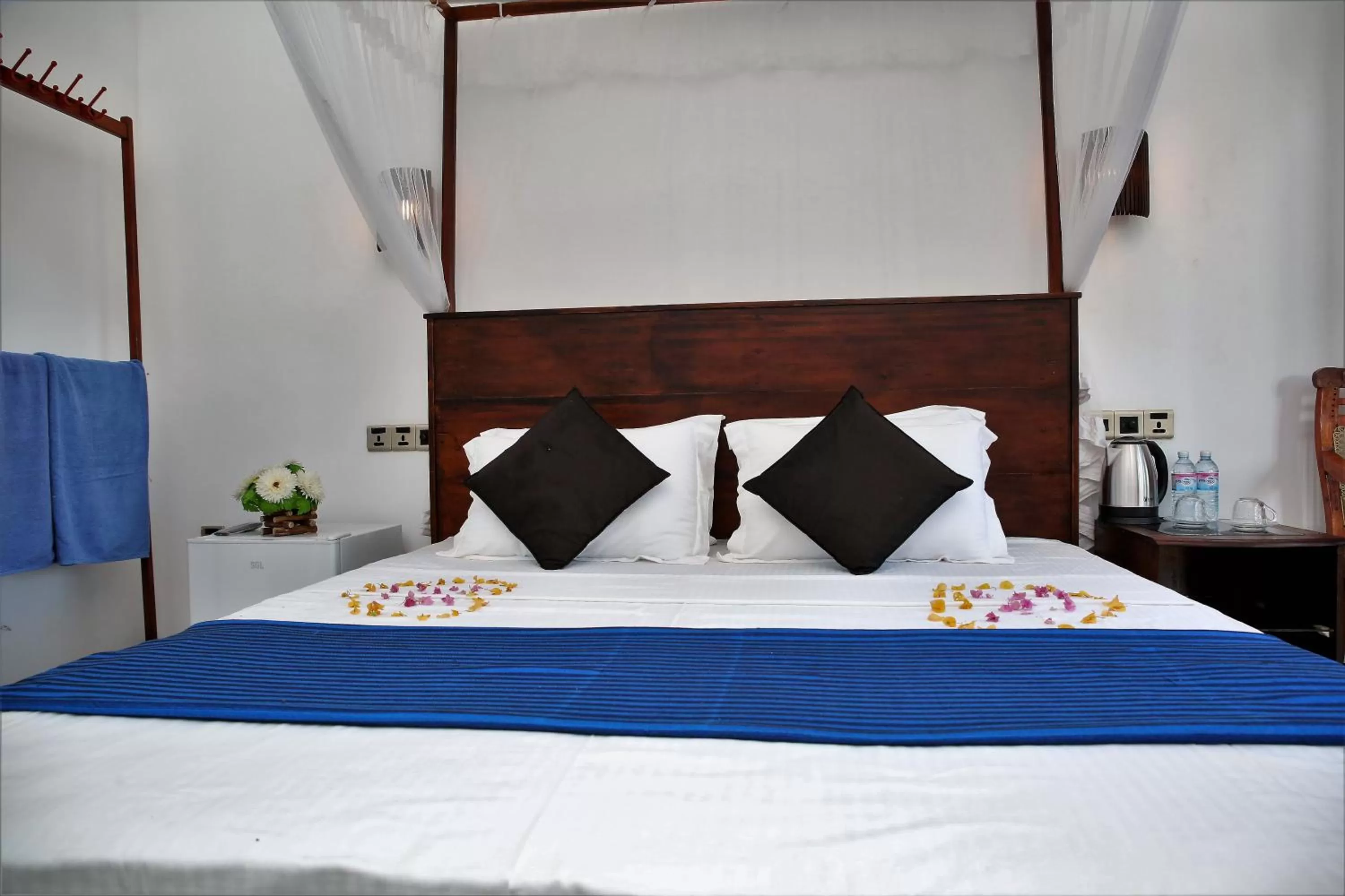 Bedroom, Bed in Sky Mountain Café with seaview