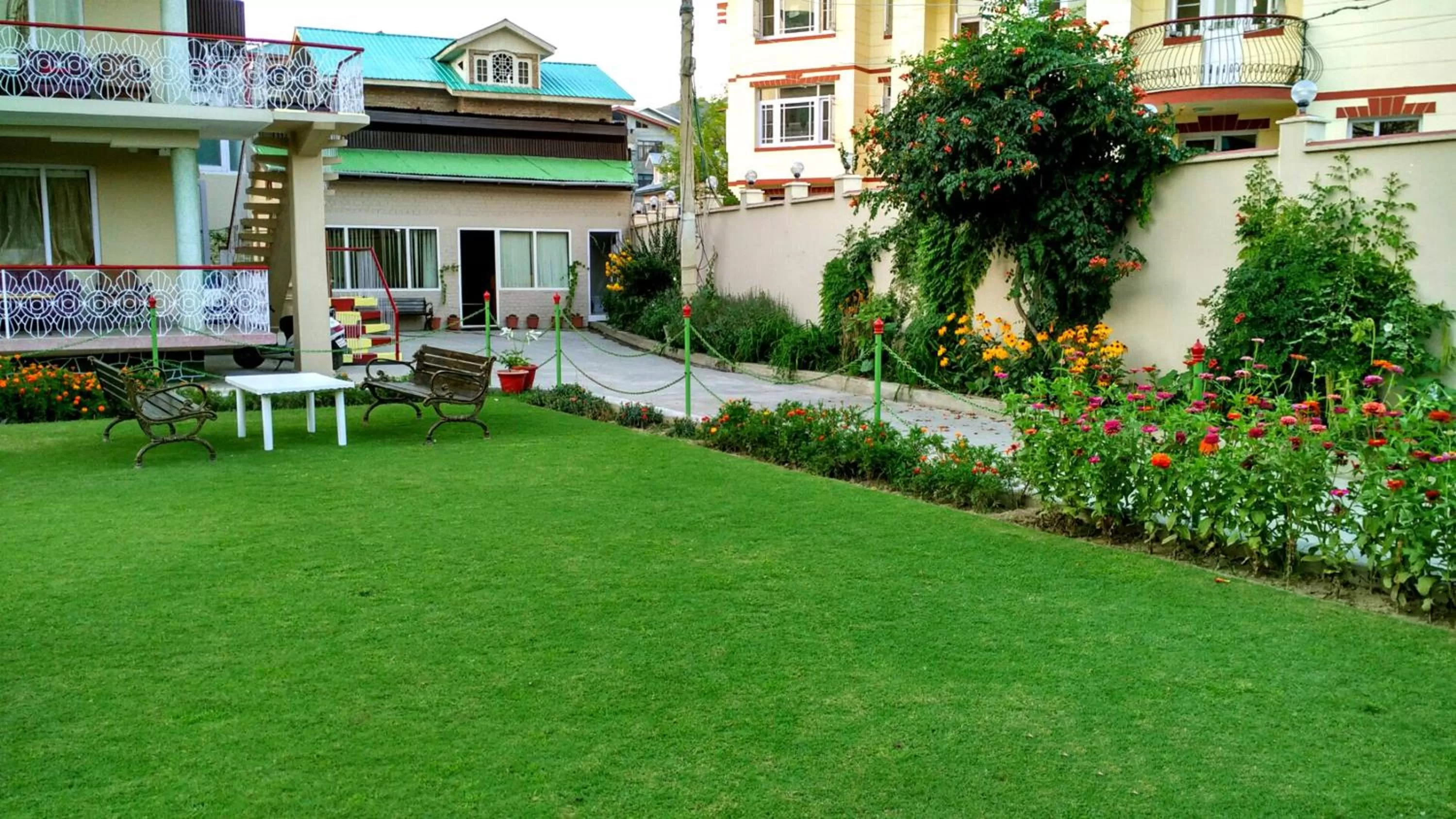 Property building in Ikraam Inn Bed & Breakfast