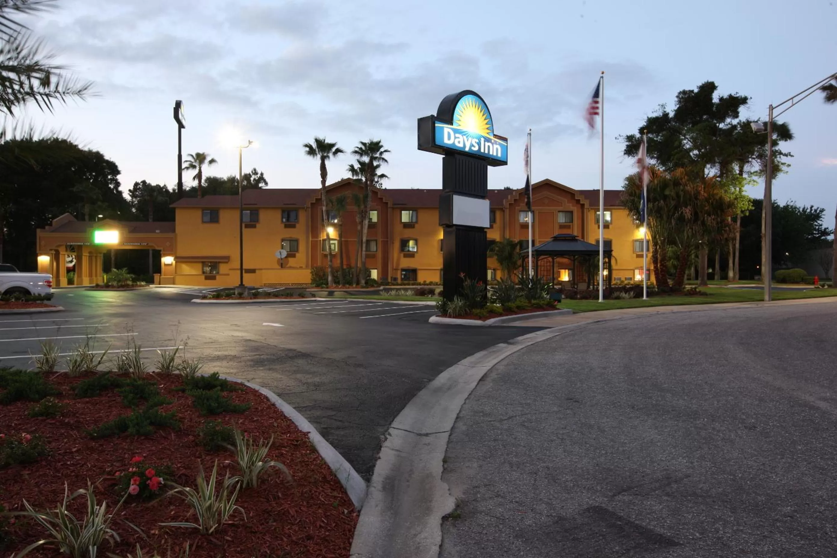 Facade/entrance in Days Inn by Wyndham Orange Park/Jacksonville