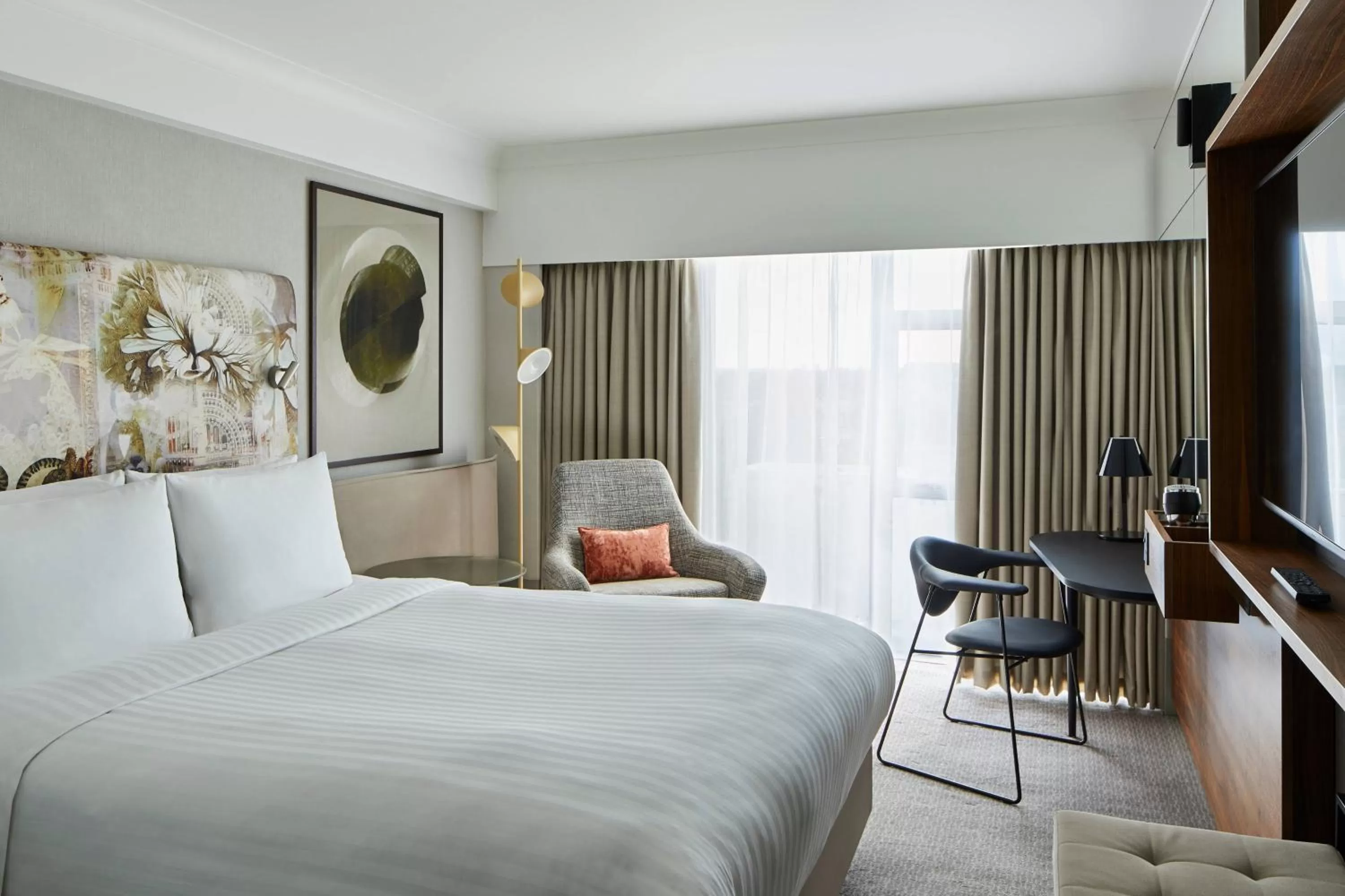 Photo of the whole room, Bed in London Marriott Hotel Kensington