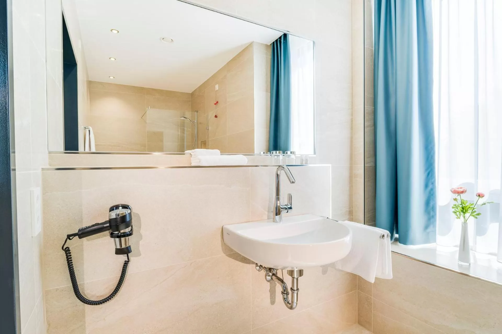 Bathroom in Hotel-Etage Apfelrot