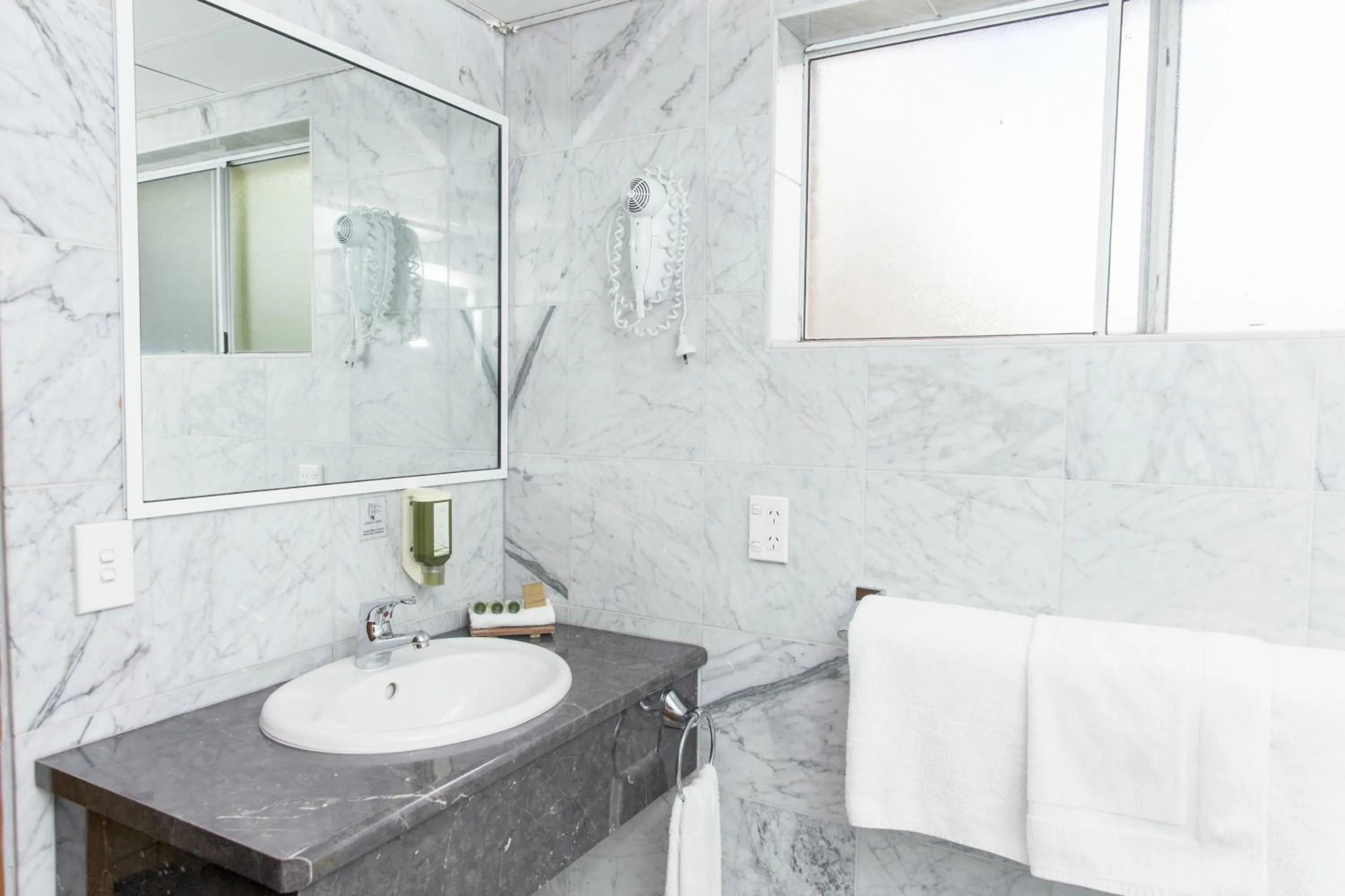 Bathroom in Bathurst Motor Inn