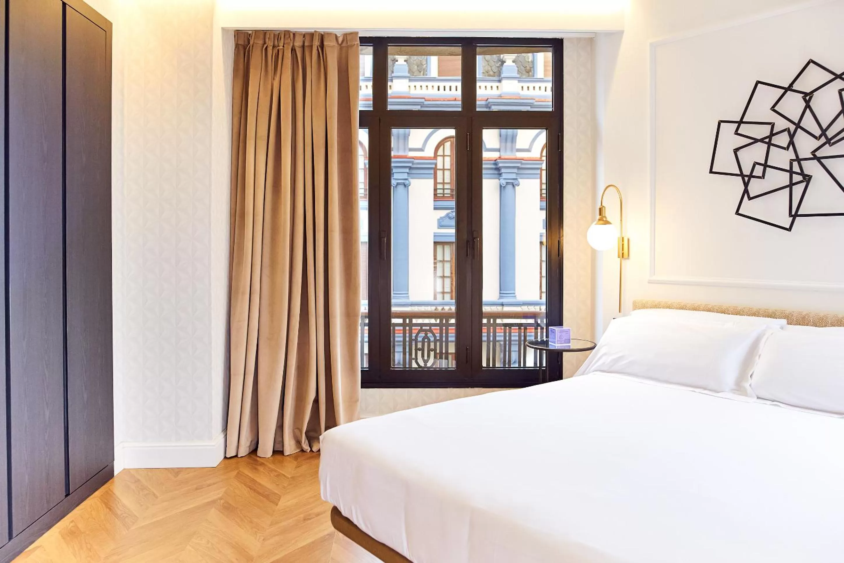 Photo of the whole room, Bed in Occidental León Alfonso V