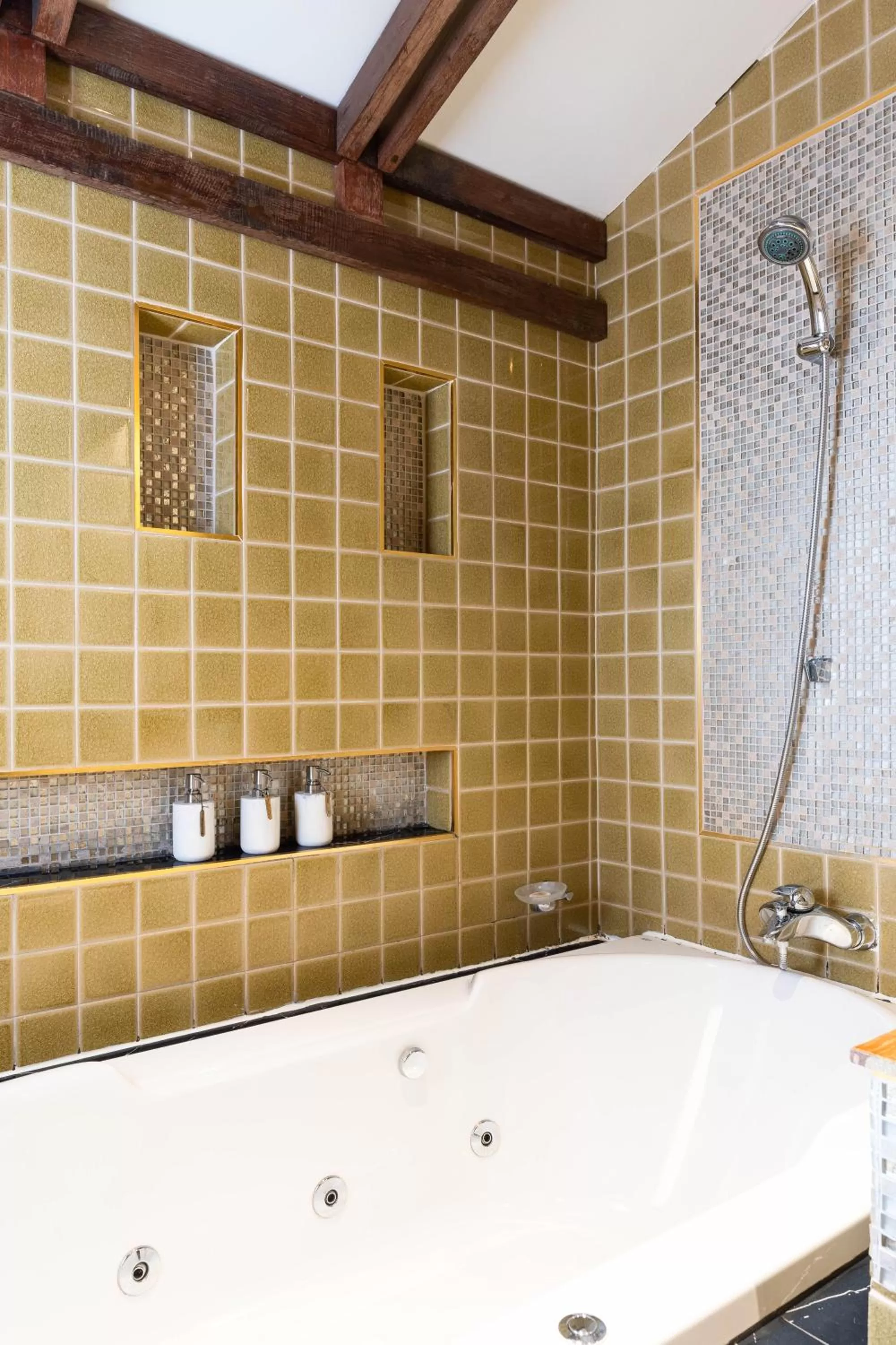 Bathroom in Phra Singh Village