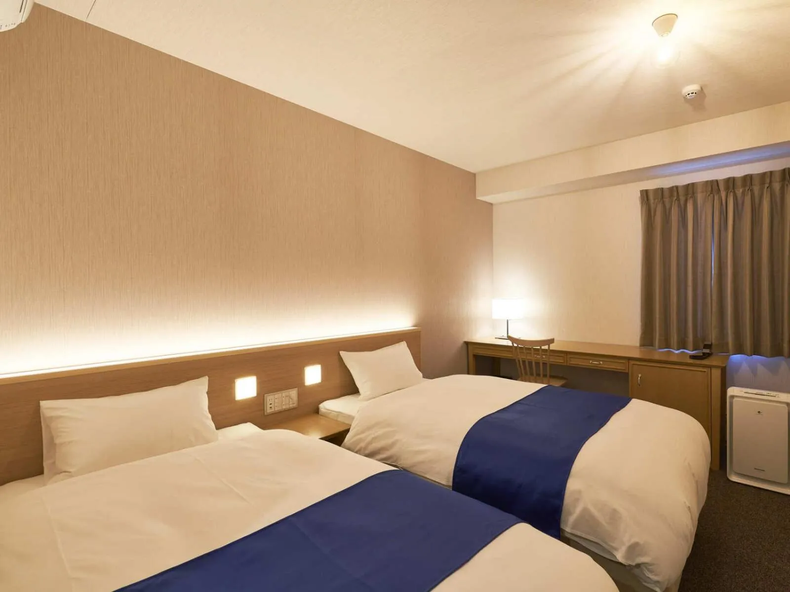 Photo of the whole room, Bed in Hotel Meriken Port Kobe Motomachi