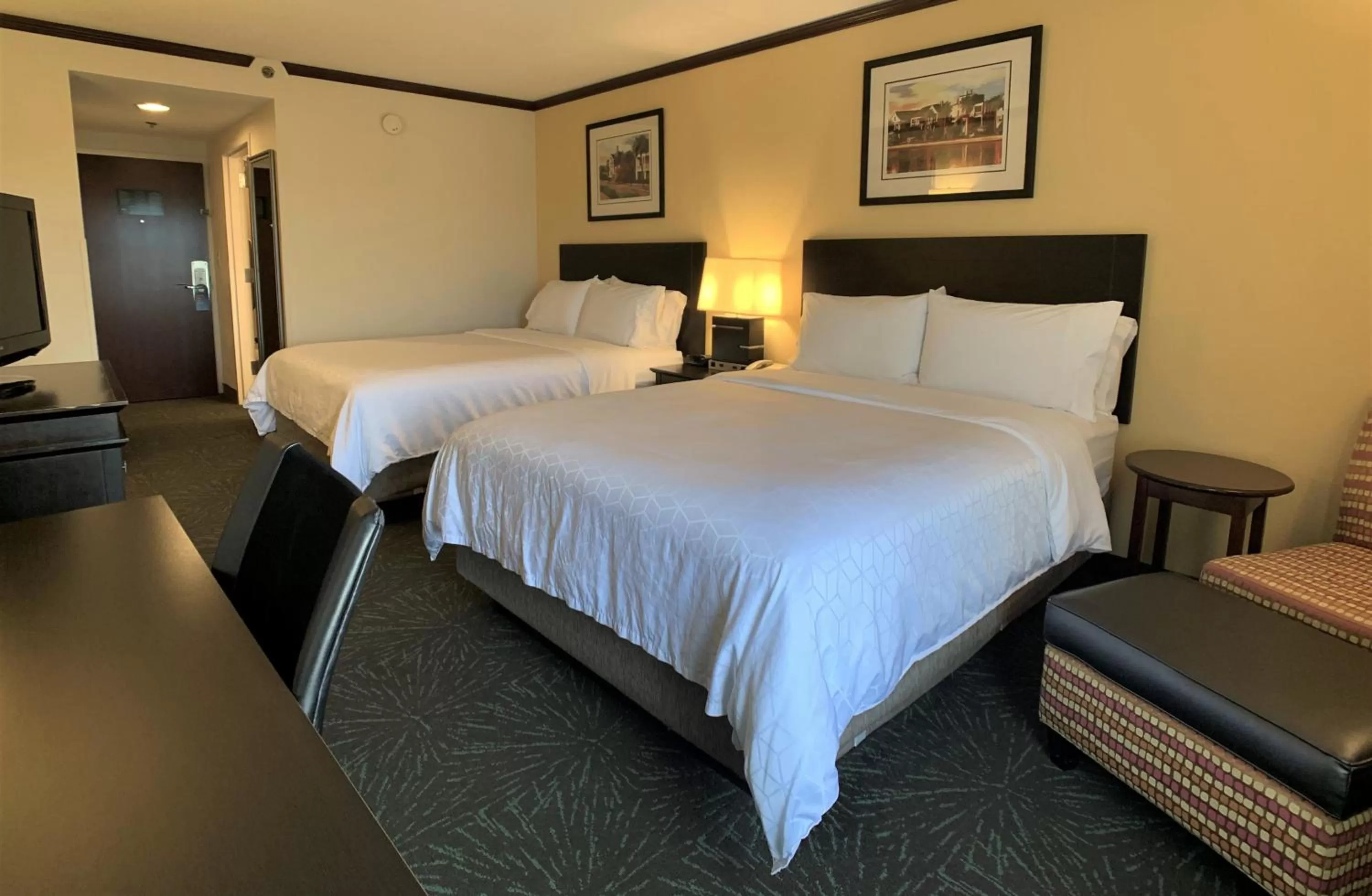 Photo of the whole room, Bed in Holiday Inn Express Hotel & Suites Charleston - Northwoods by IHG