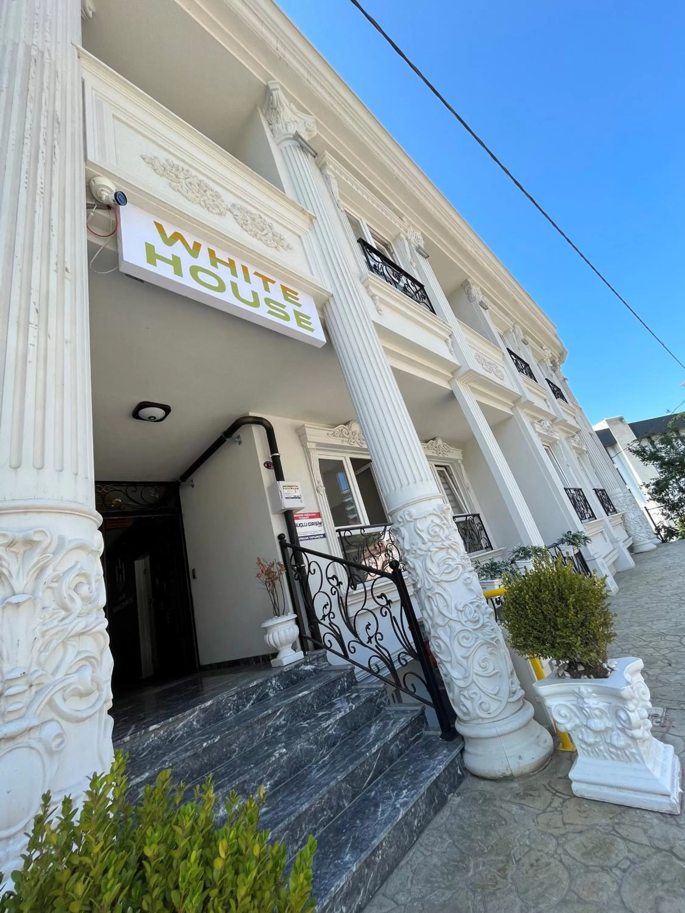 Facade/entrance in White House Apart