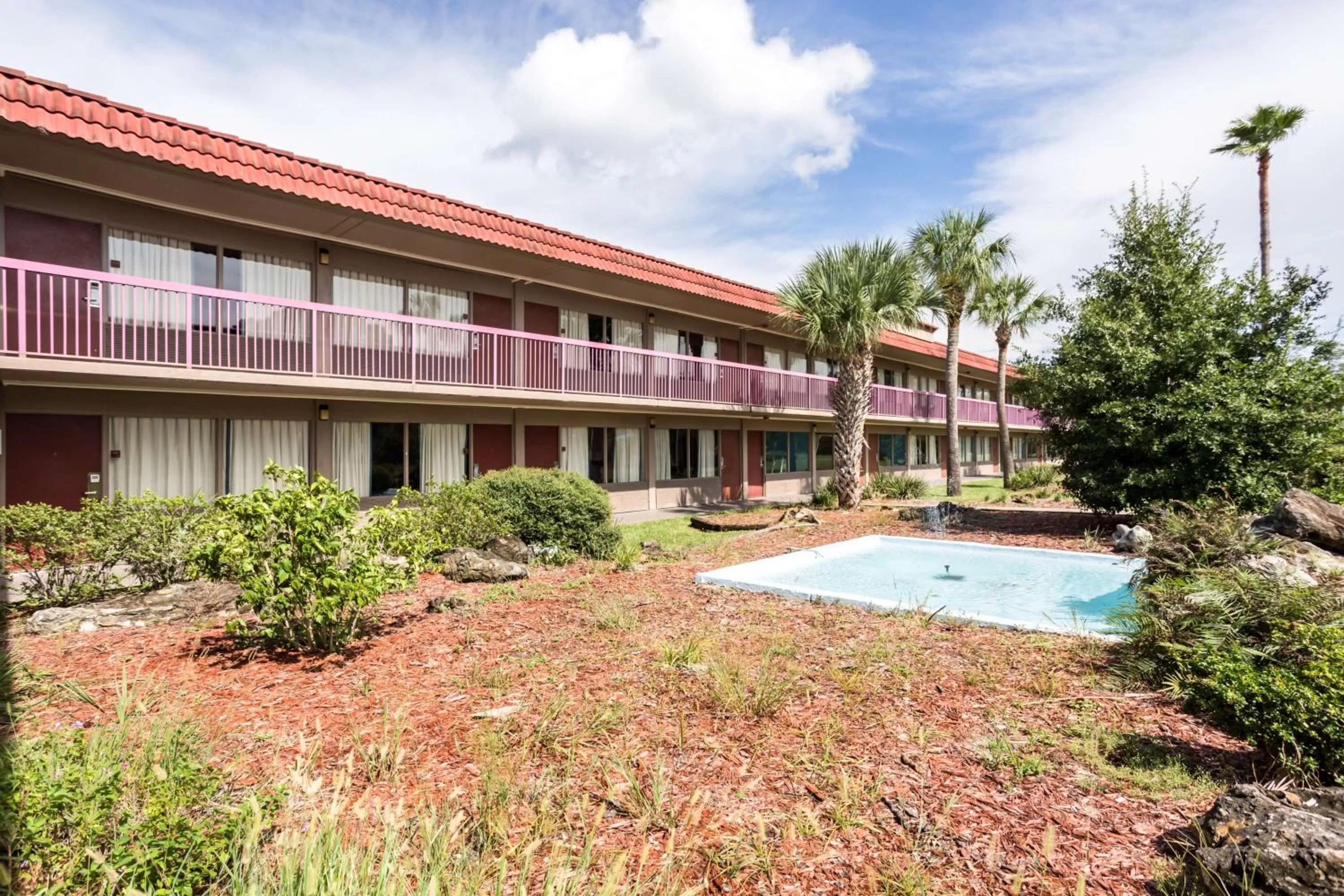 Property building in Motel 6-Spring Hill, FL - Weeki Wachee