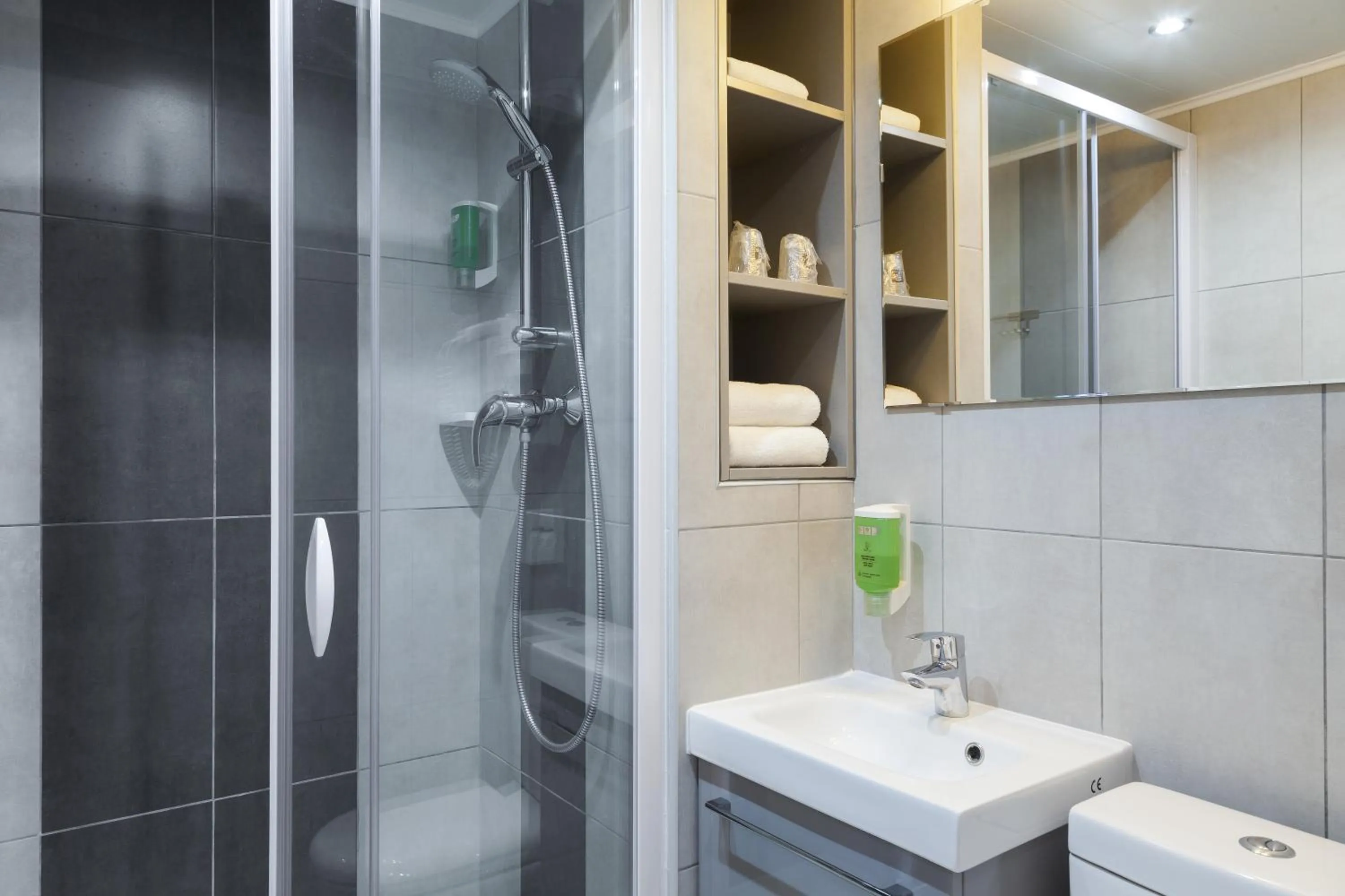 Bathroom in Comfort Hotel Orleans Sud