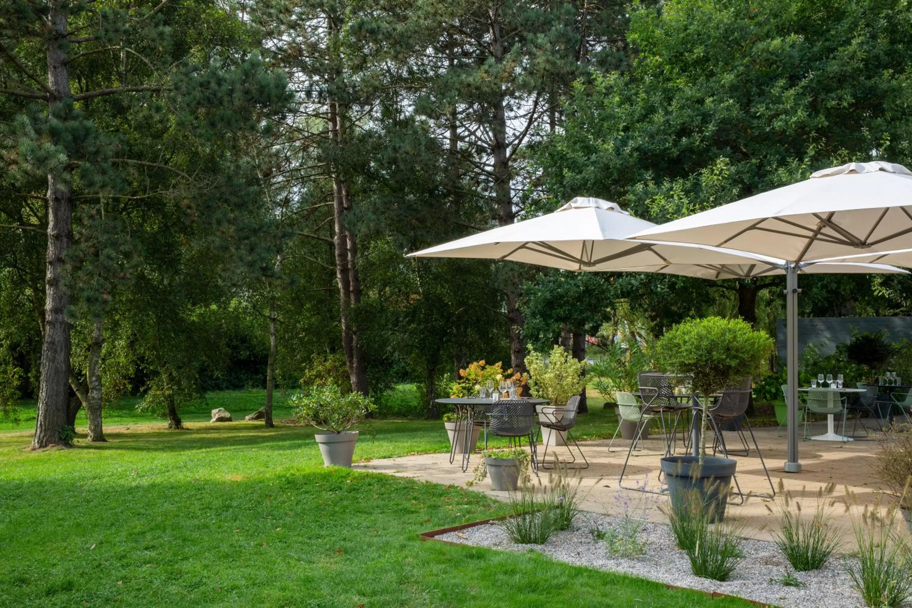 Patio in Best Western Hotel du Lac Dunkerque- Restaurant ouvert 7/7 midi et soir