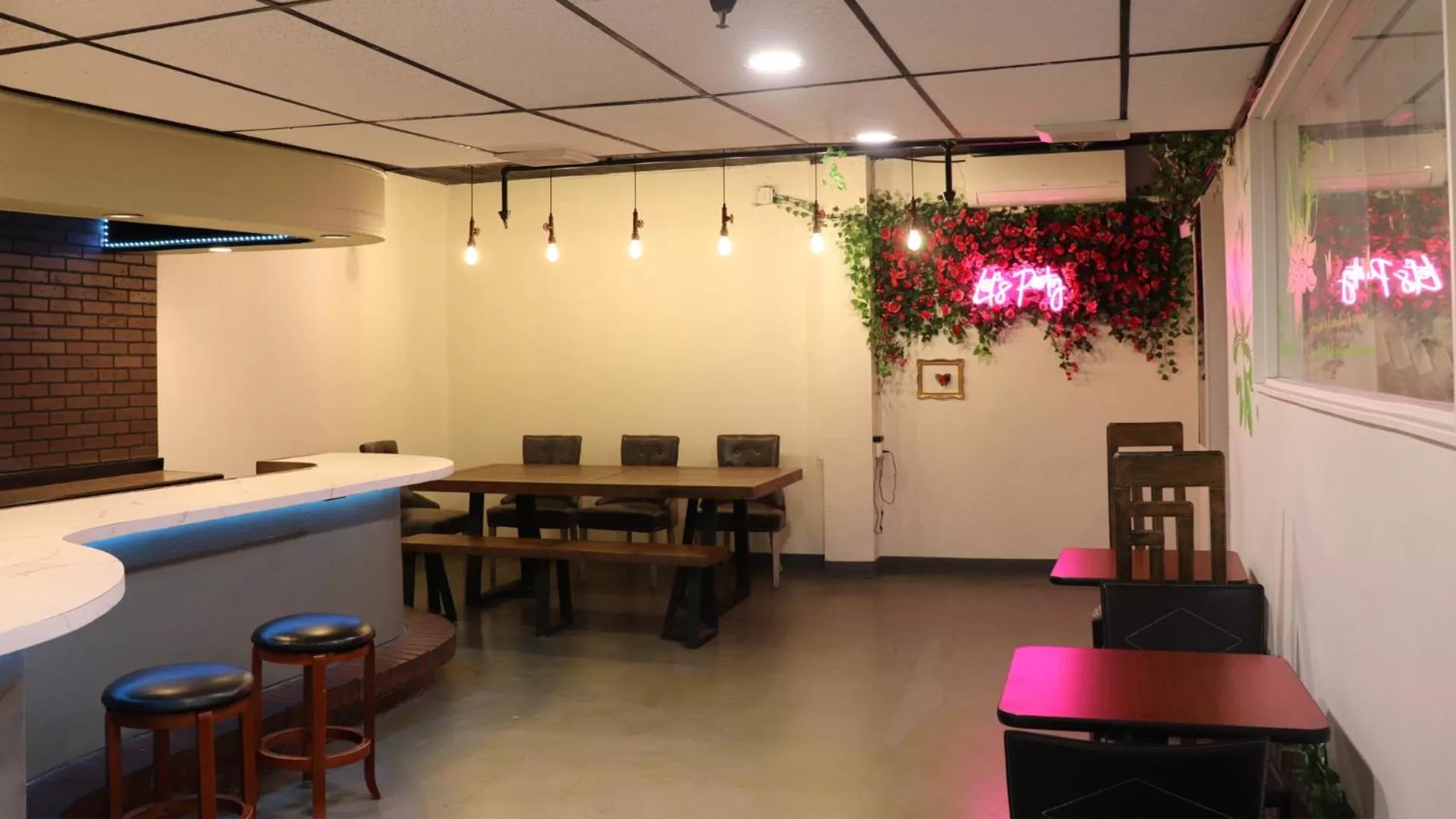 Meeting/conference room in Hometel Suites