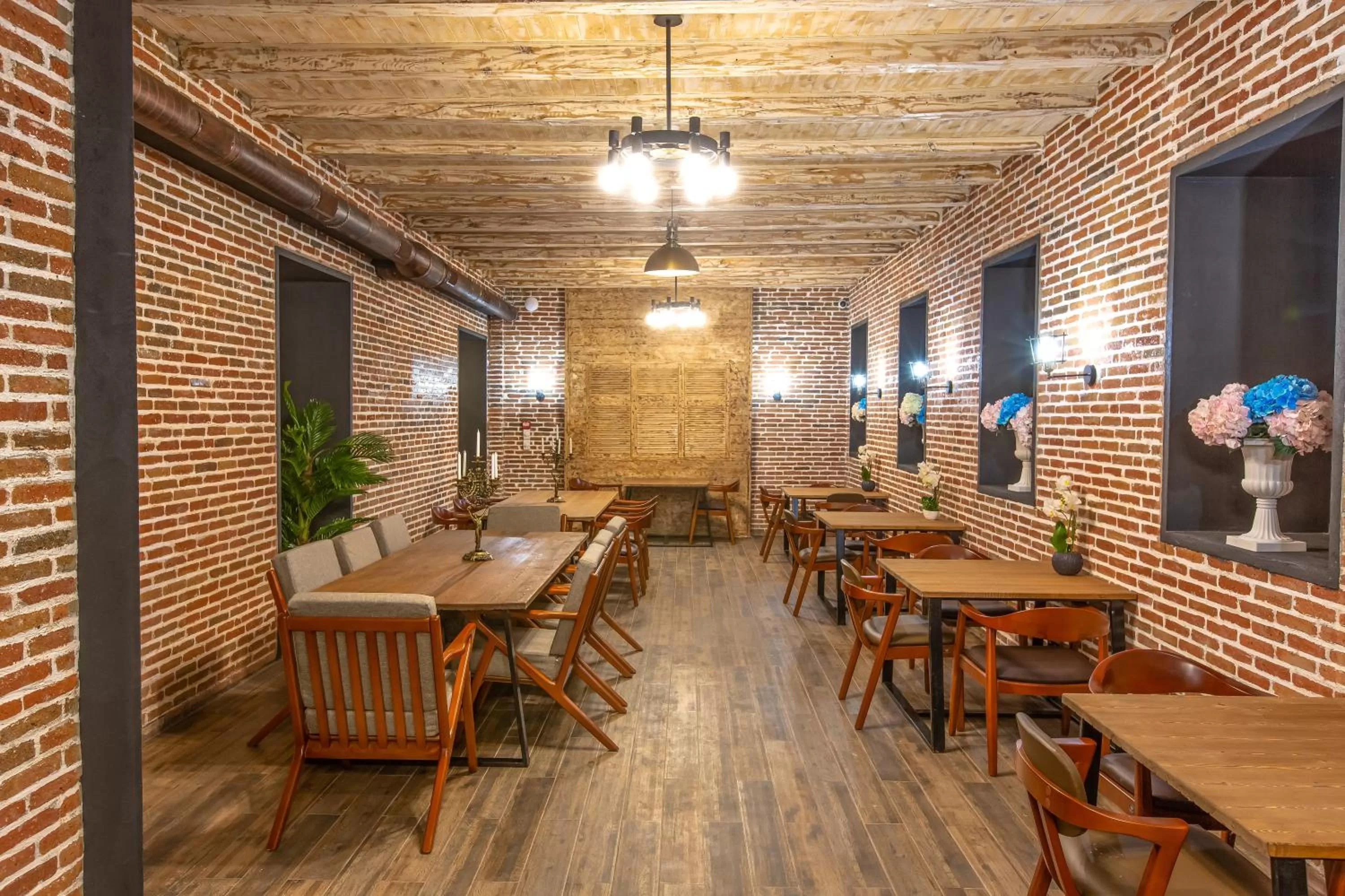 Restaurant/places to eat in Royal Inn