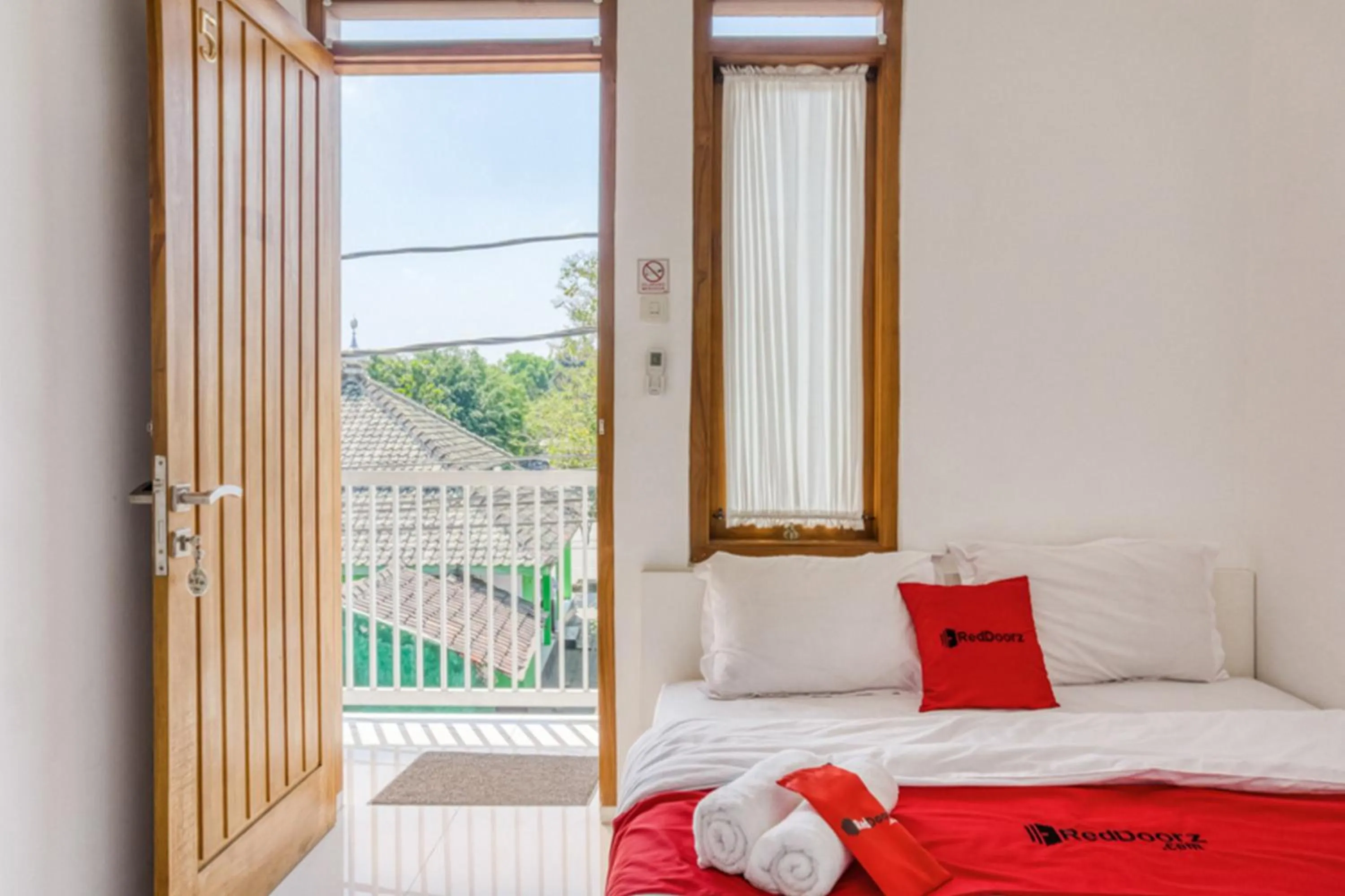 Bedroom, Bed in RedDoorz Syariah near Taman Pelangi Jogja 2