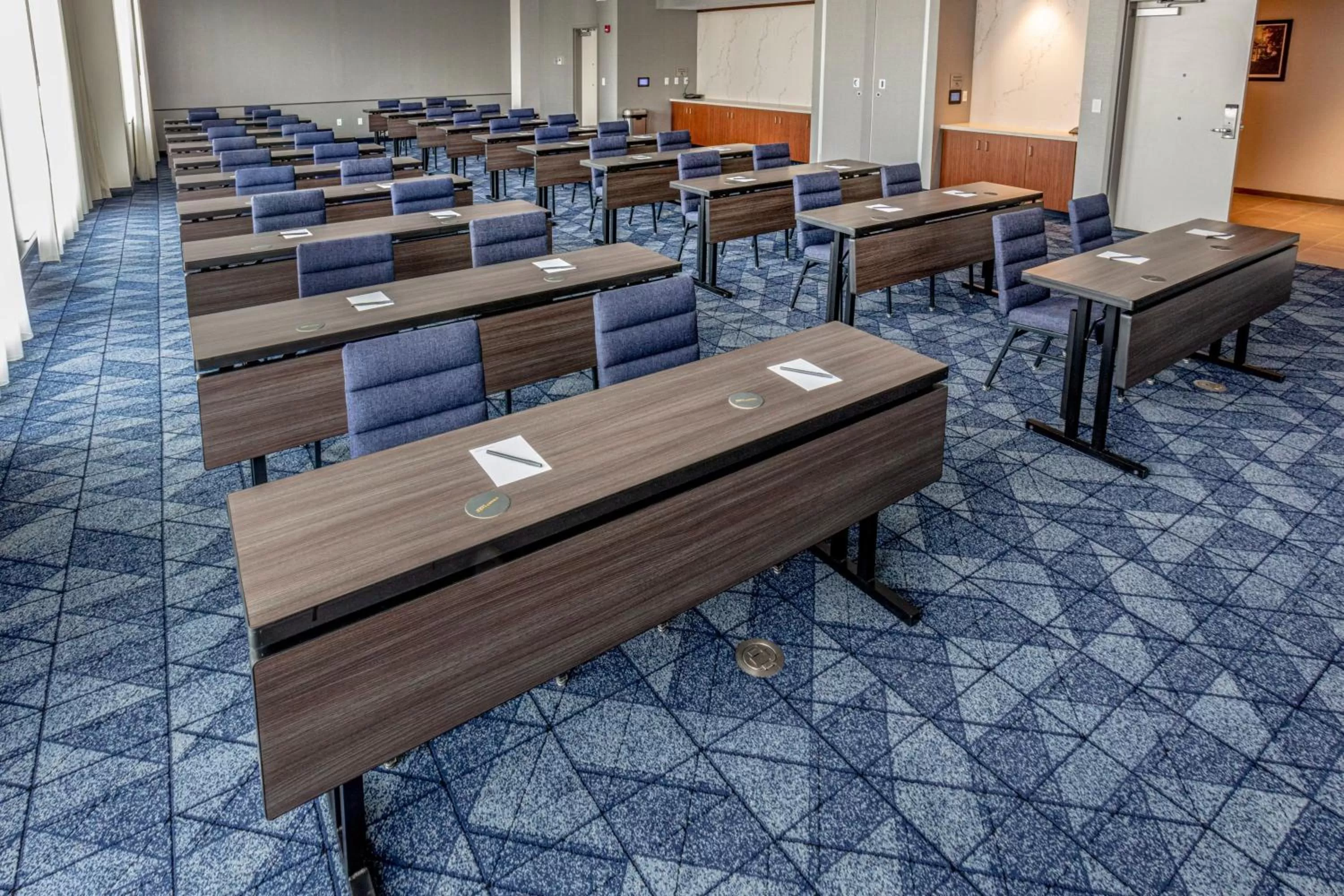 Meeting/conference room in Courtyard Rochester Downtown