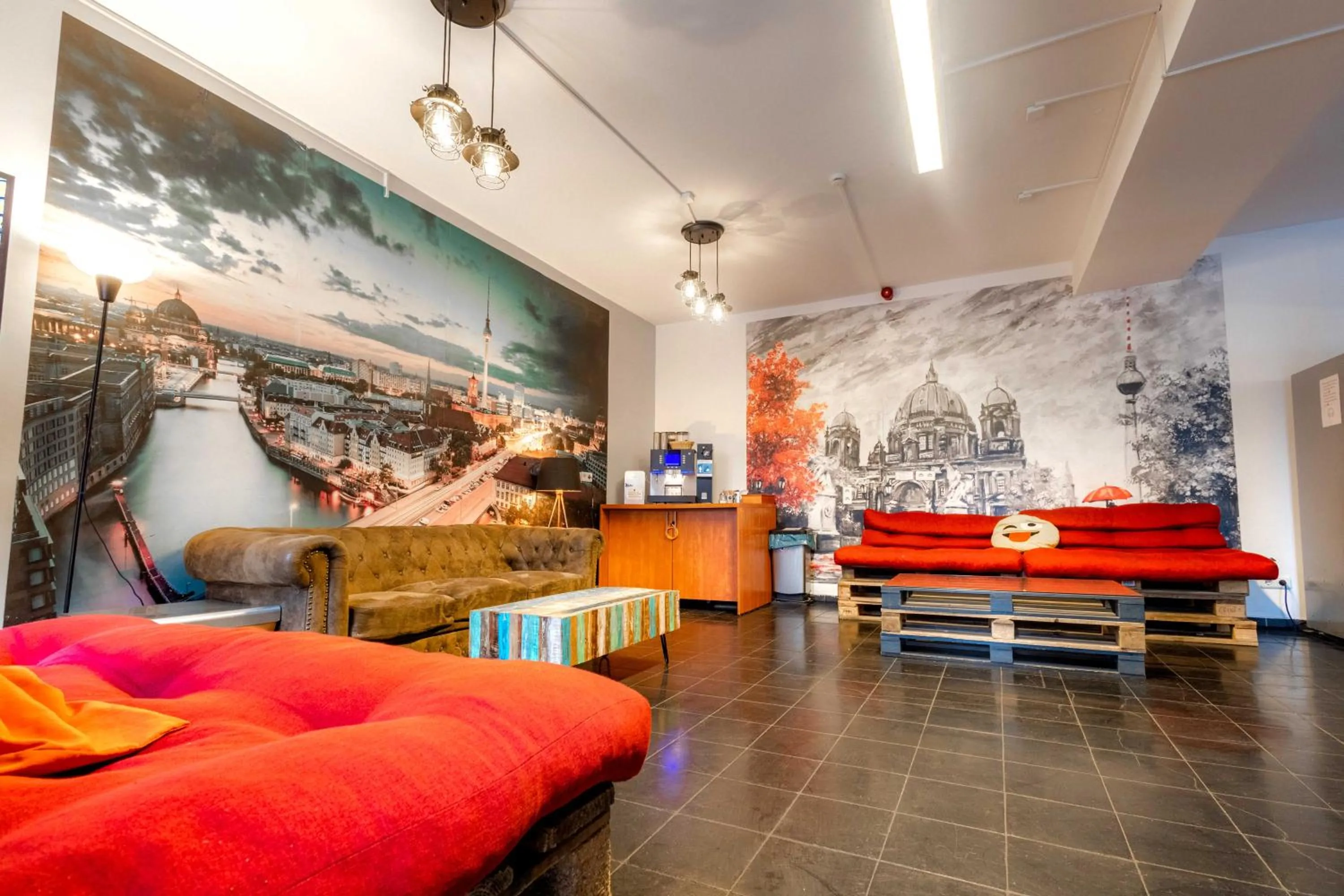 Communal lounge/ TV room in Pegasus Hostel Berlin