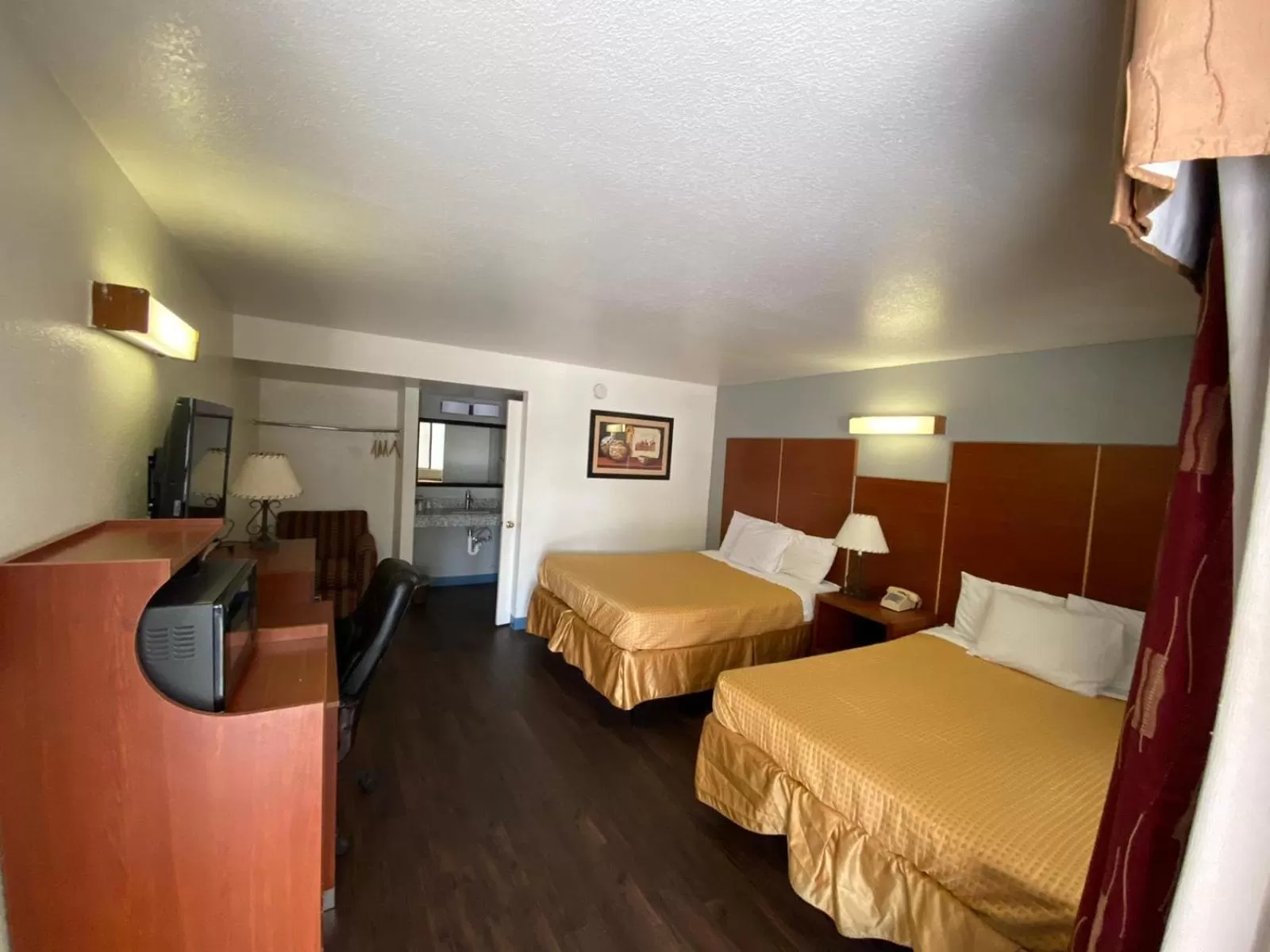 Photo of the whole room, Bed in Travelodge by Wyndham Albuquerque West