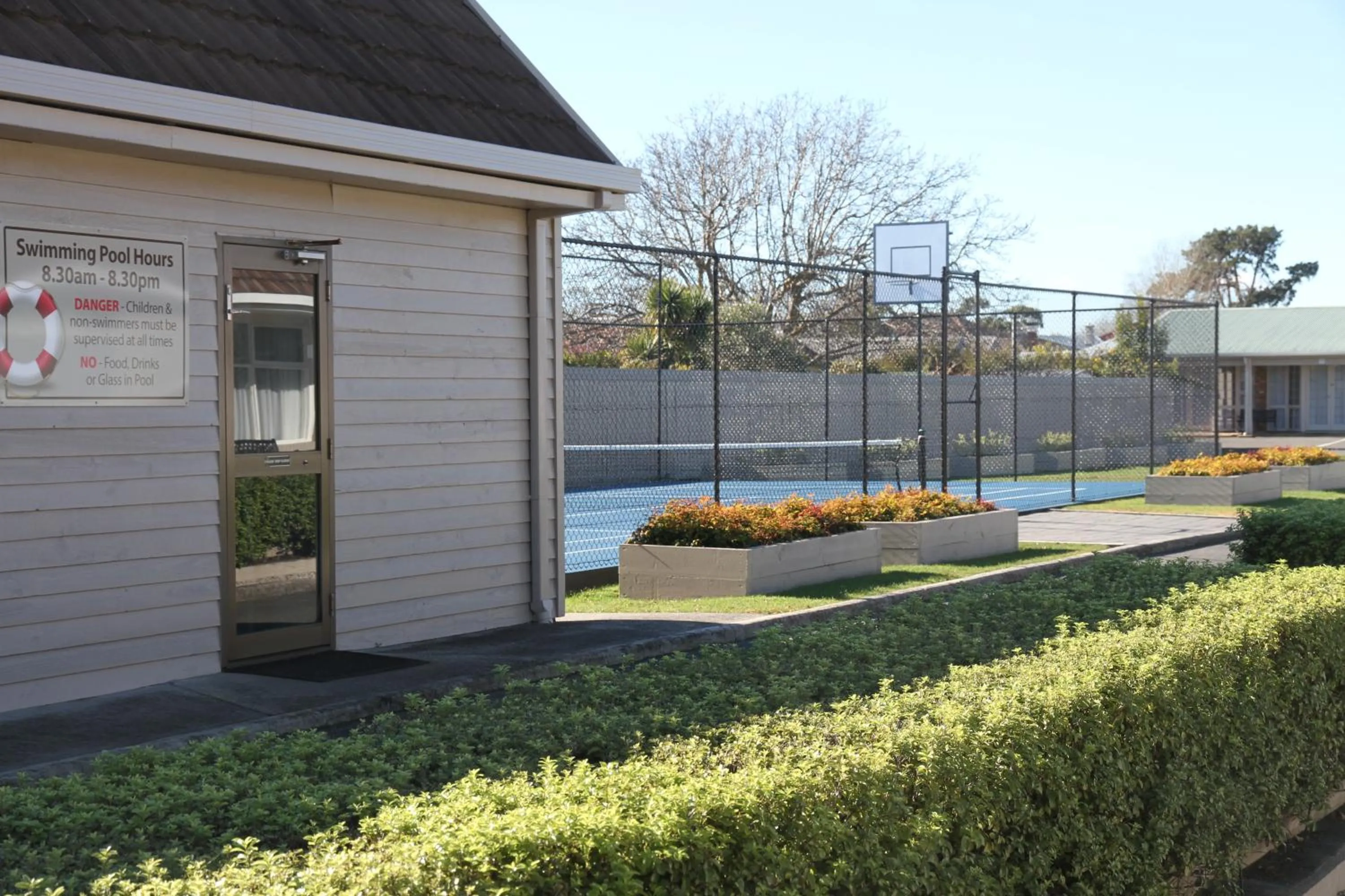 Tennis court in Barclay Motor Inn