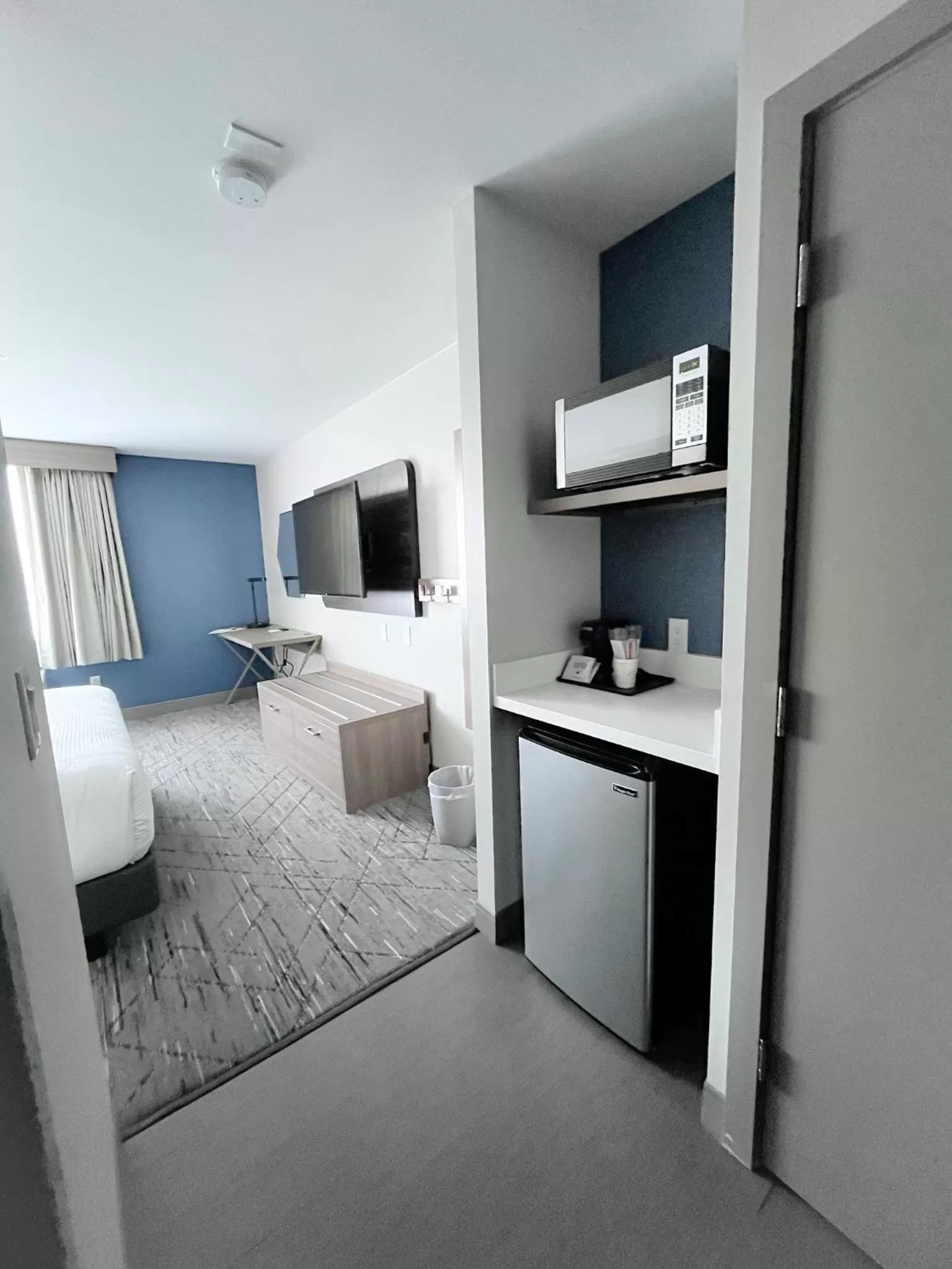 Photo of the whole room, TV/Entertainment Center in Holiday Inn Express Federal Way - Seattle South, an IHG Hotel