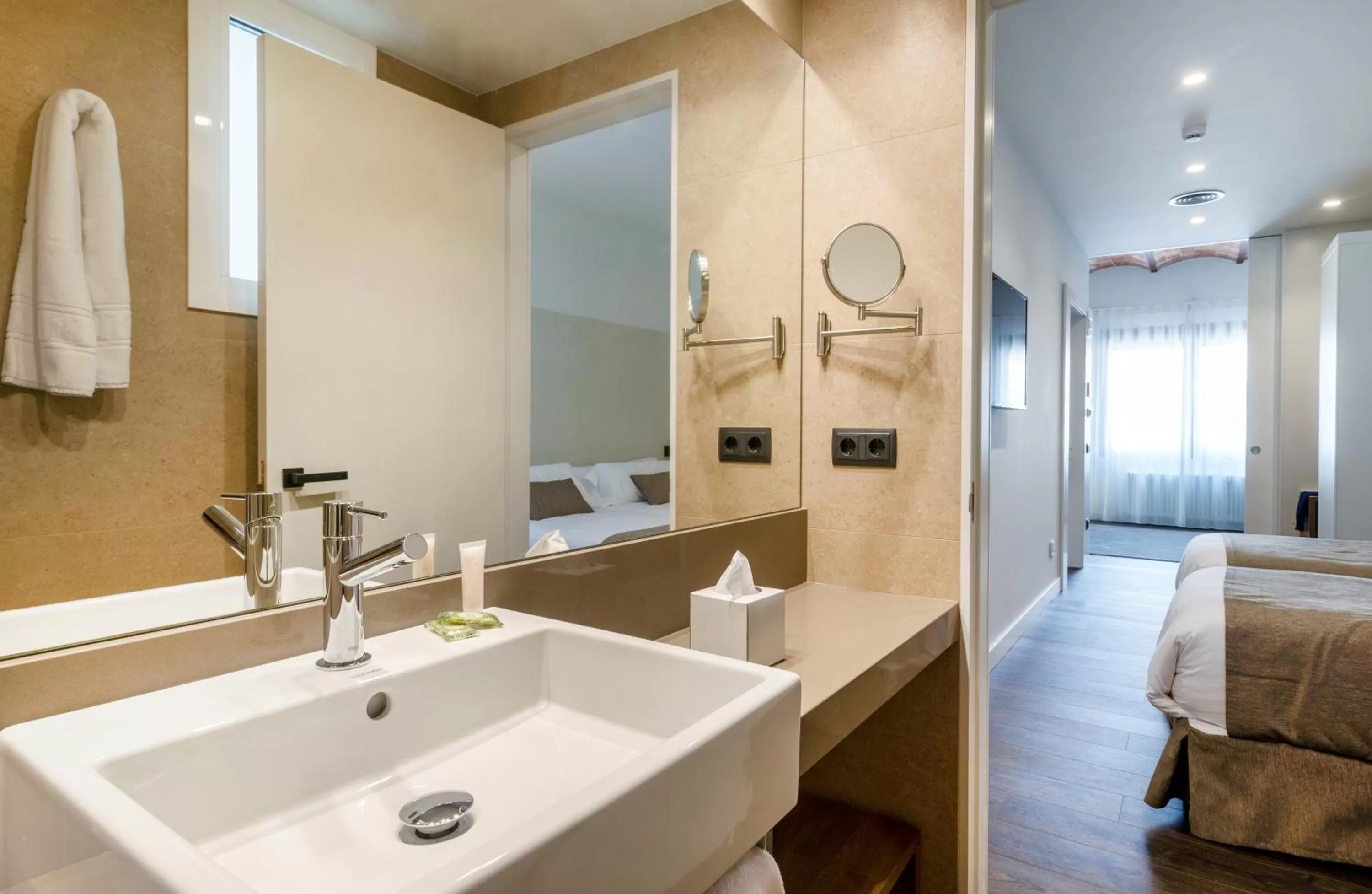 Bathroom, Bed in Peninsular