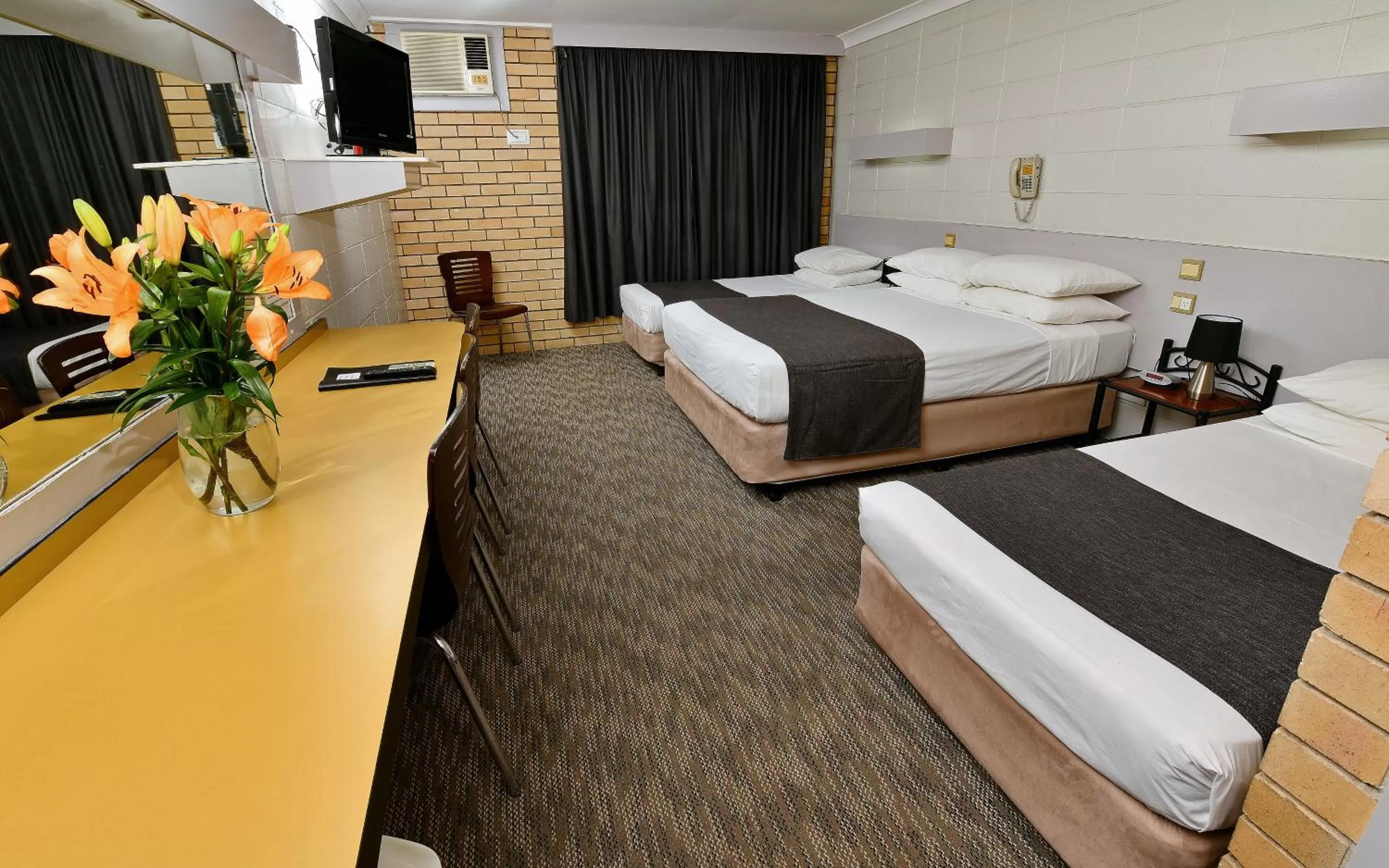 Bed in Burke and Wills Motor Inn