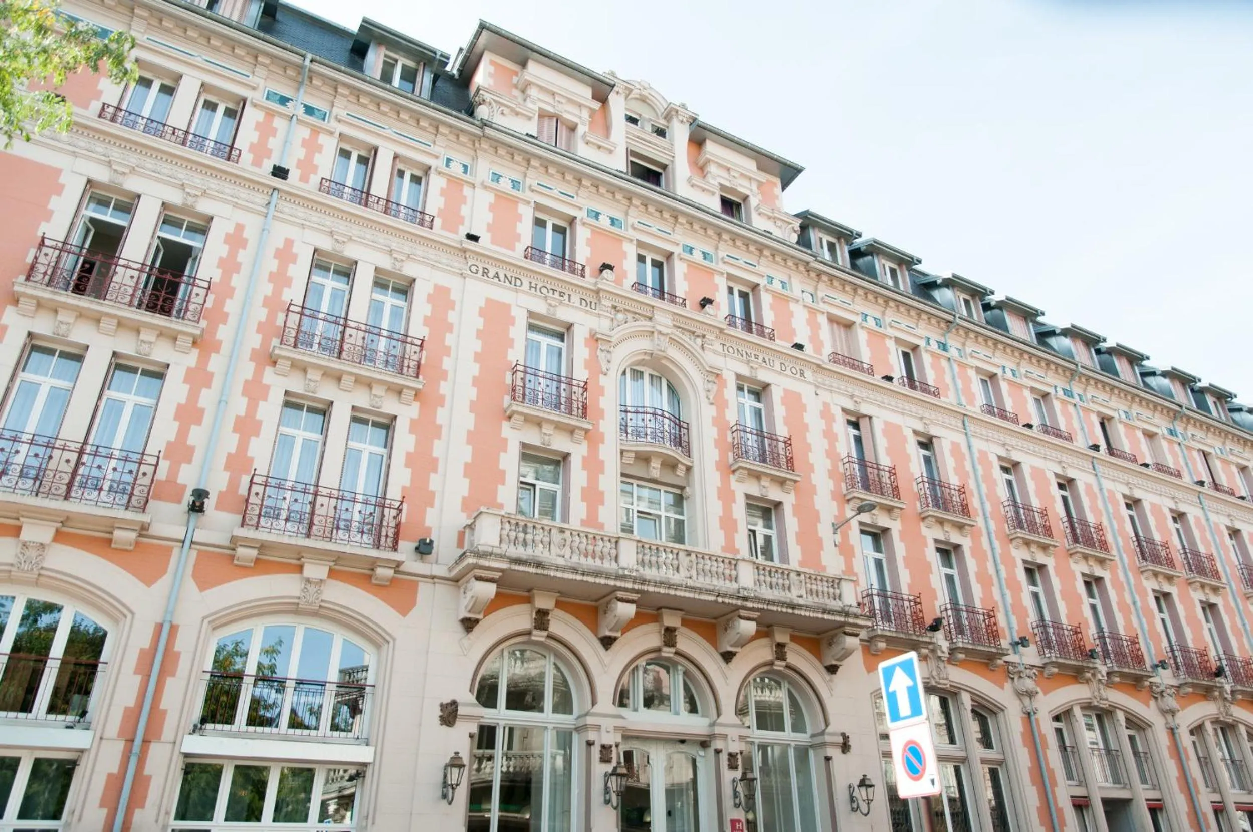 Property building in Grand Hôtel Du Tonneau D'Or