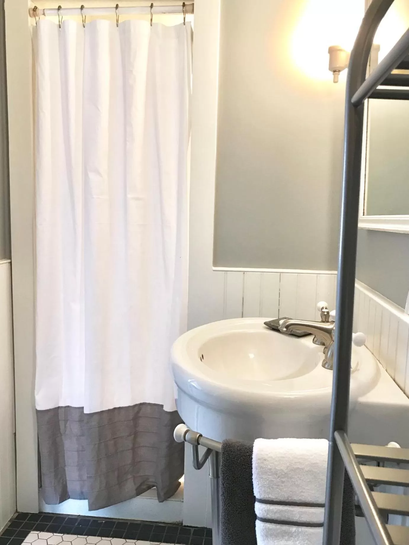 Bathroom in Hummingbird Inn