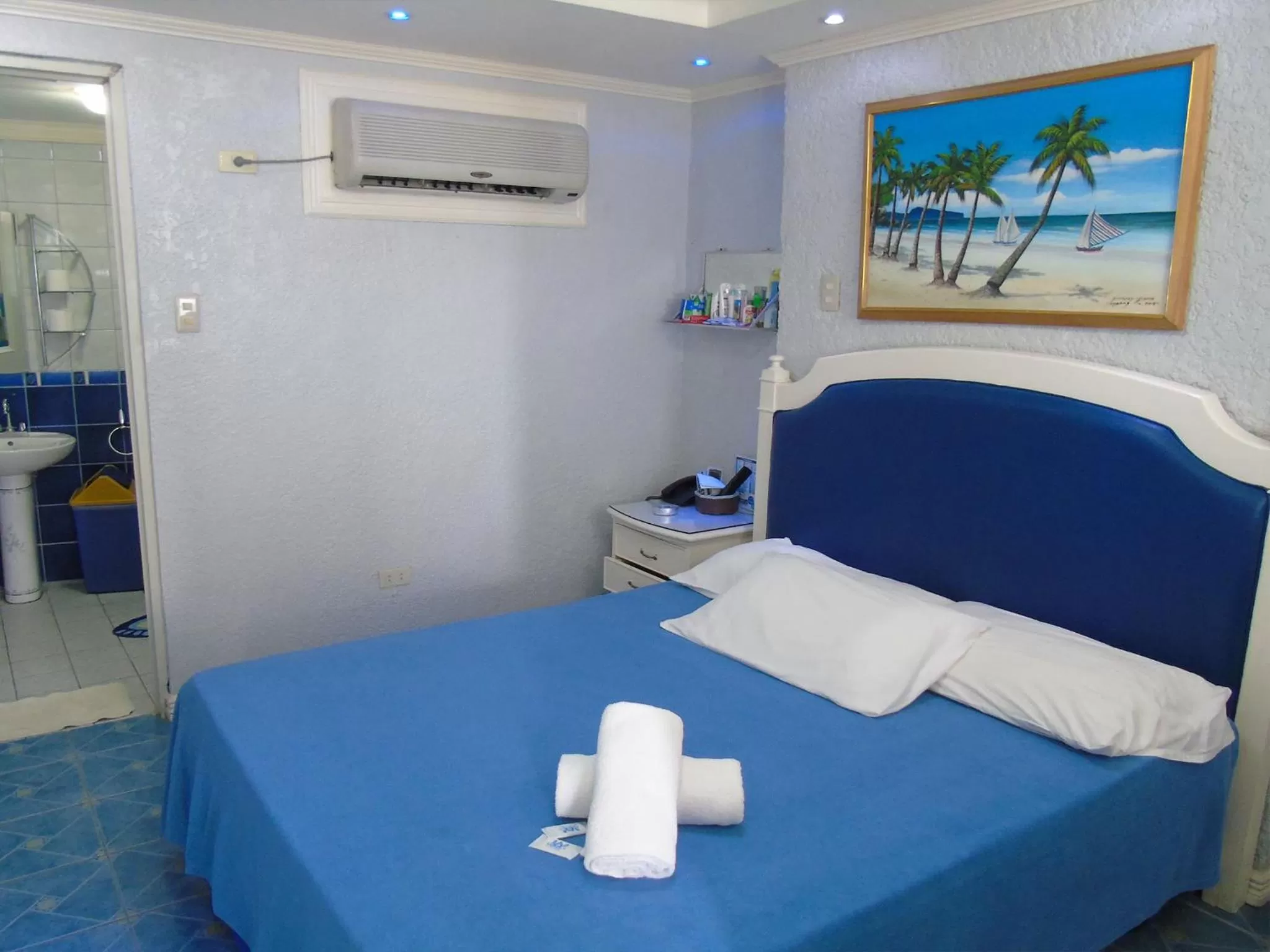 Photo of the whole room, Bed in Blue Rock Resort