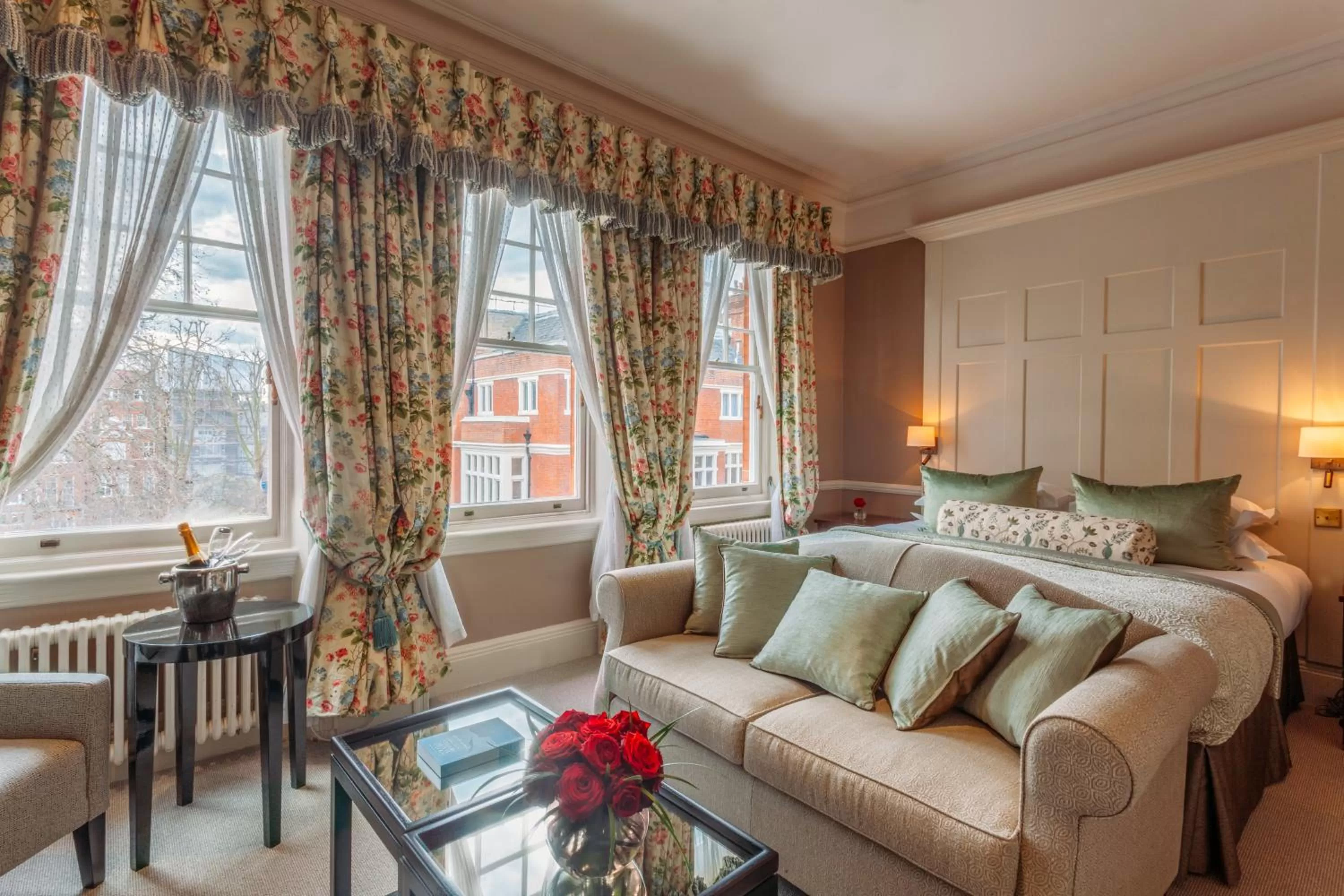 Bedroom, Bed in 11 Cadogan Gardens and The Apartments by Iconic Luxury Hotels