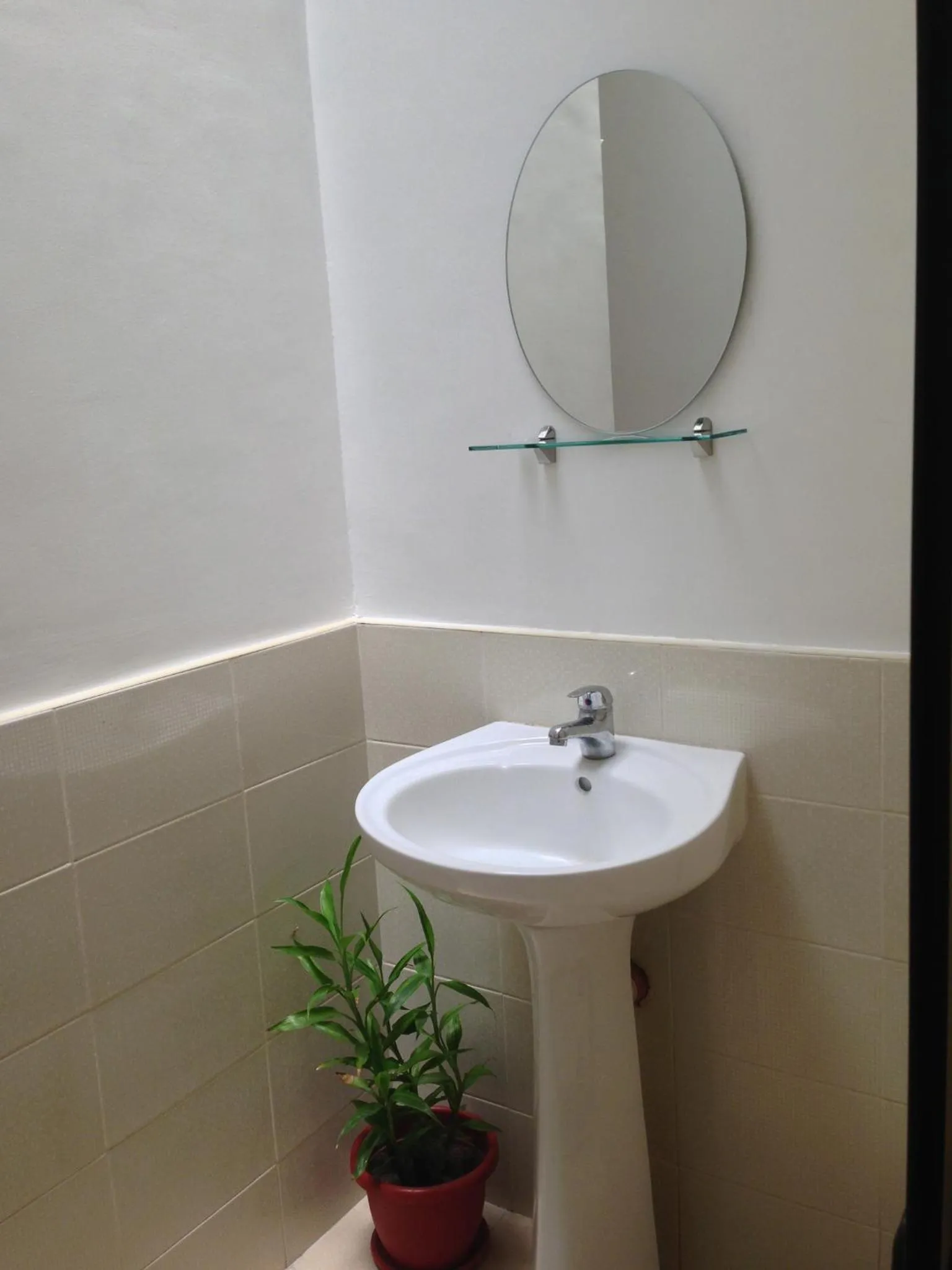 Bathroom in Crossroads Hostel Manila