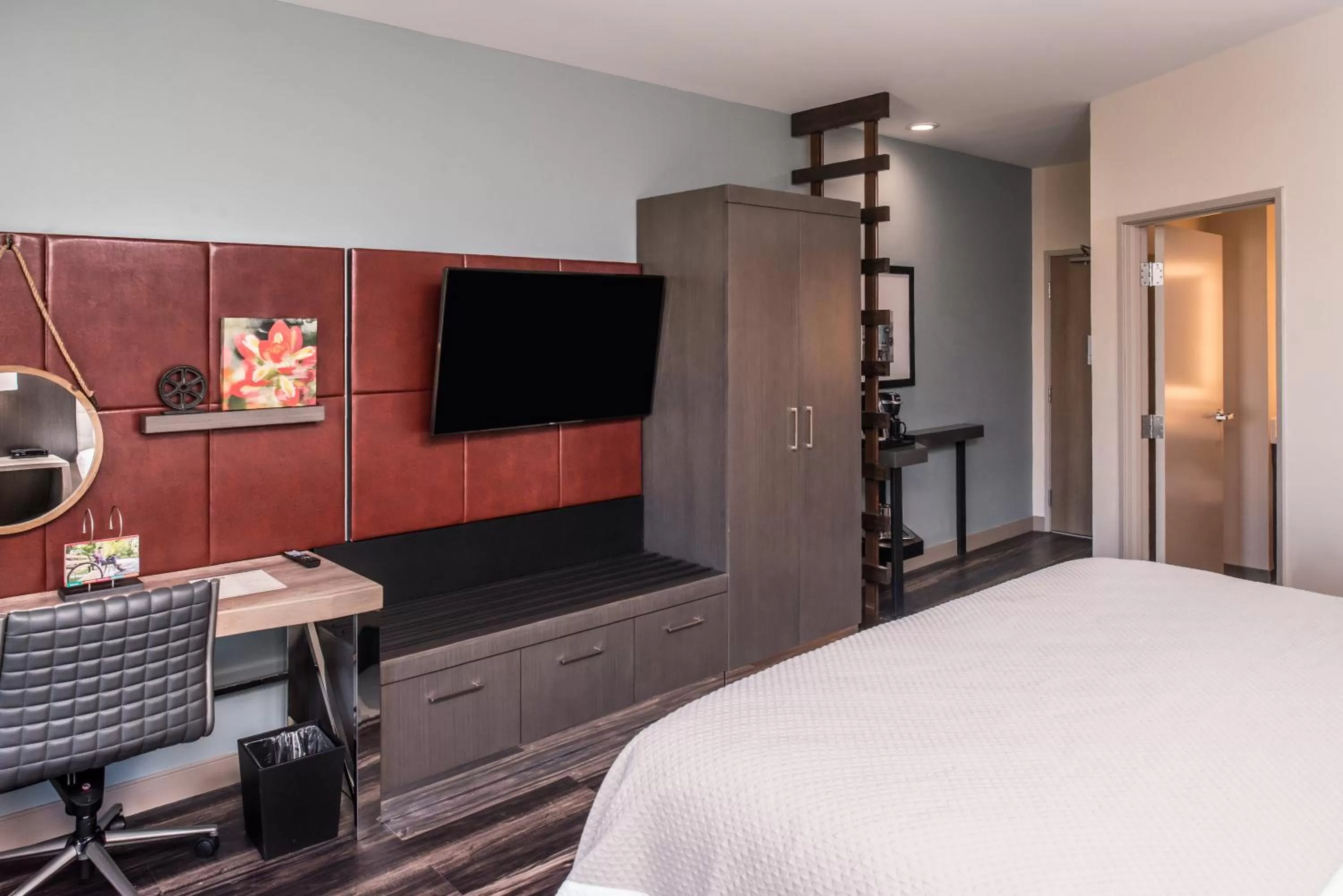 Photo of the whole room, Bed in Hotel Indigo Frisco by IHG