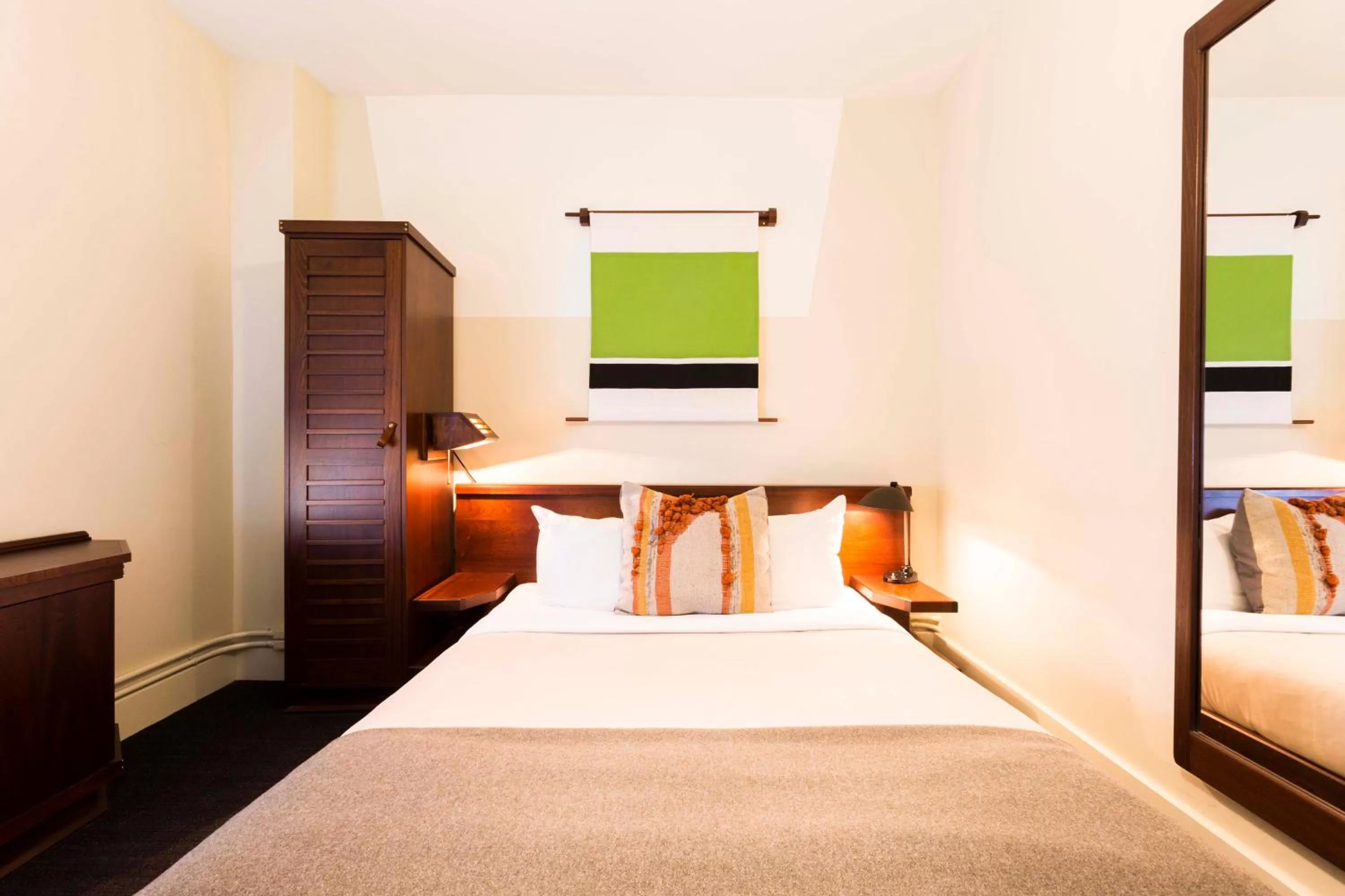 Bedroom, Bed in Freehand Chicago